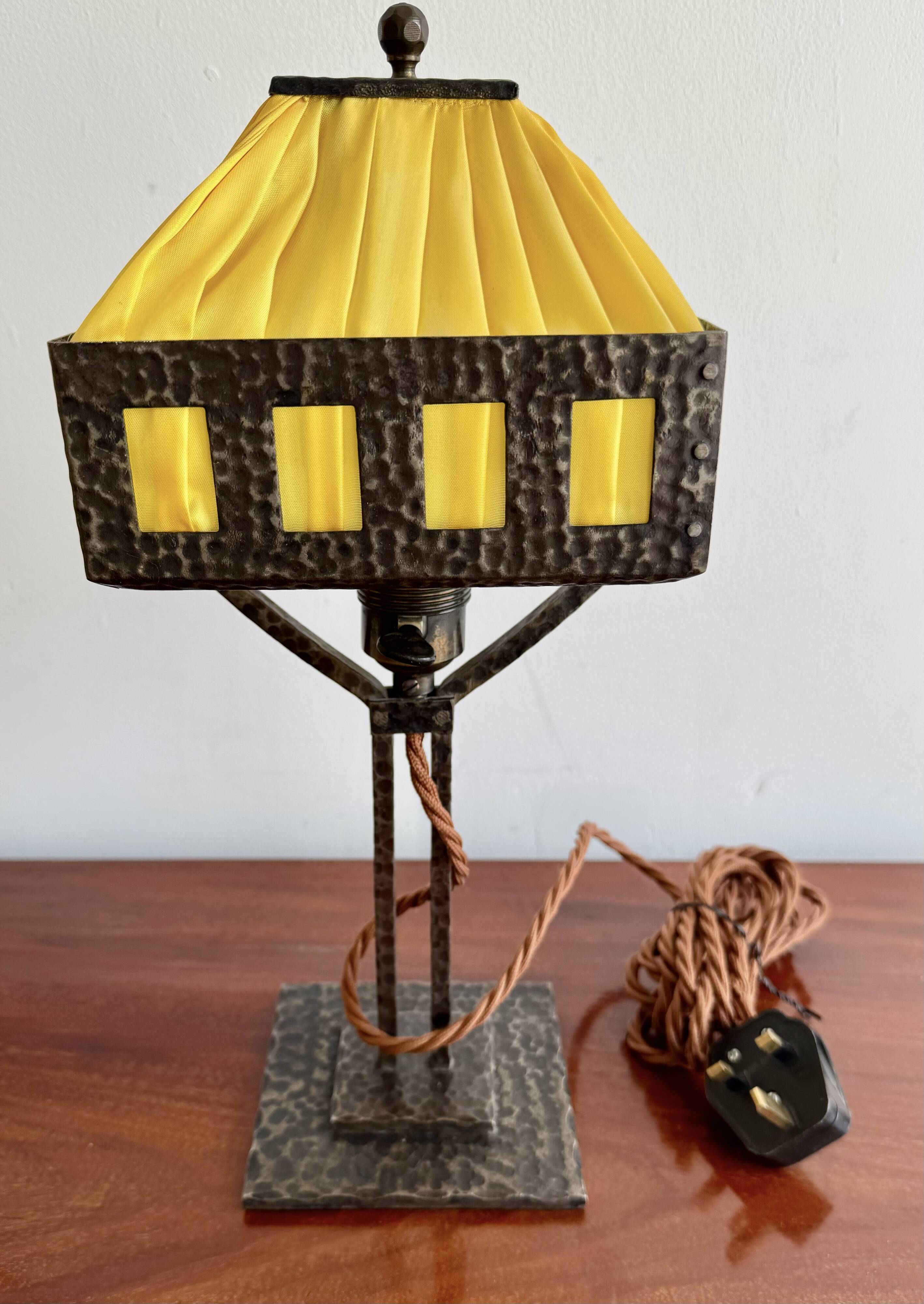 Lampe de table suédoise Arts and Crafts par Arvid Böhlmarks