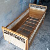 Lit bébé en bois et rotin vintage