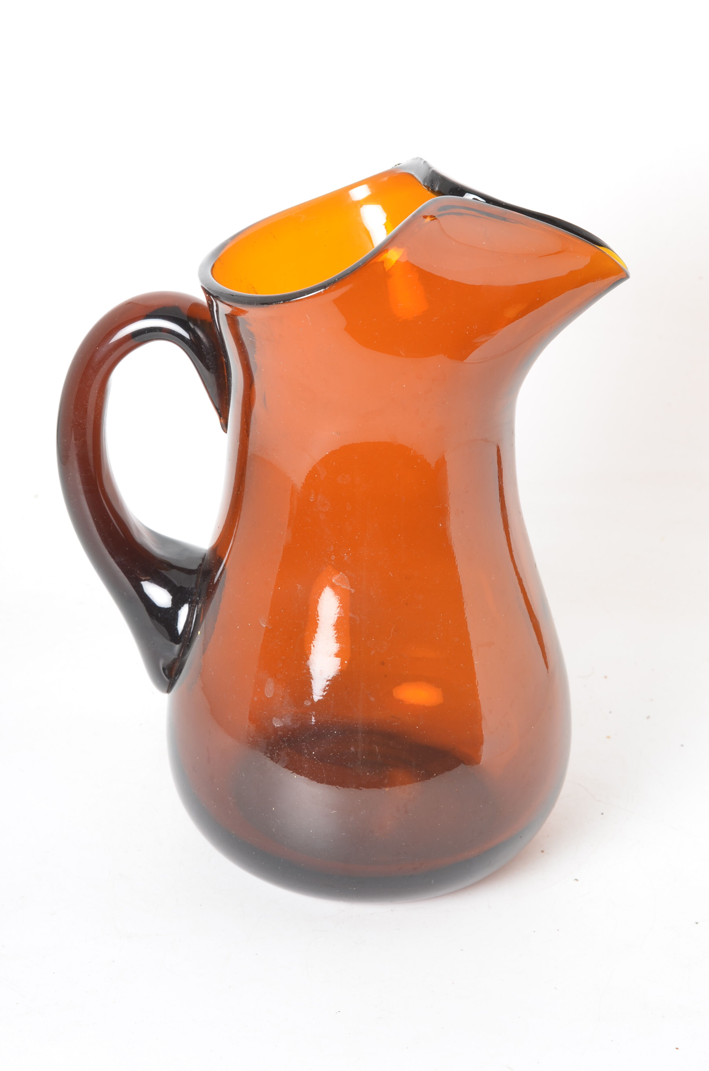 Carafe ambrée en verre soufflé