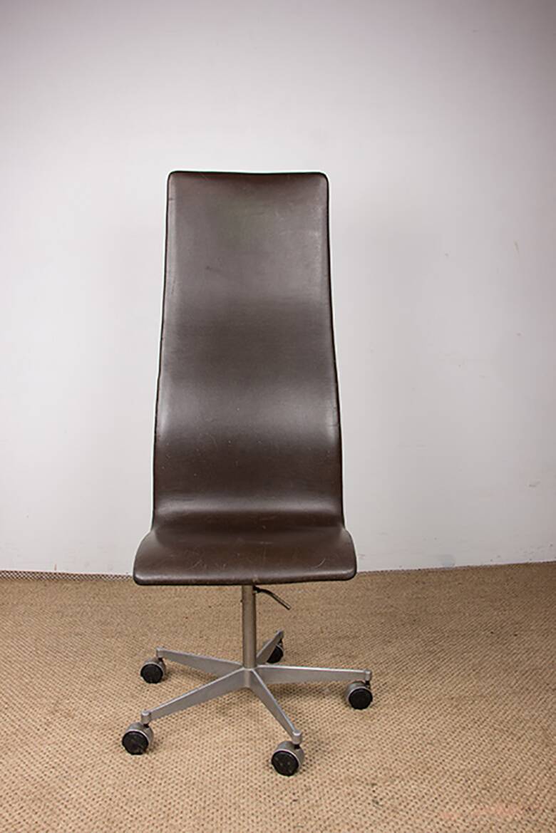 4 office chairs, in leather and aluminum, Oxford model by Arne Jacobsen.
