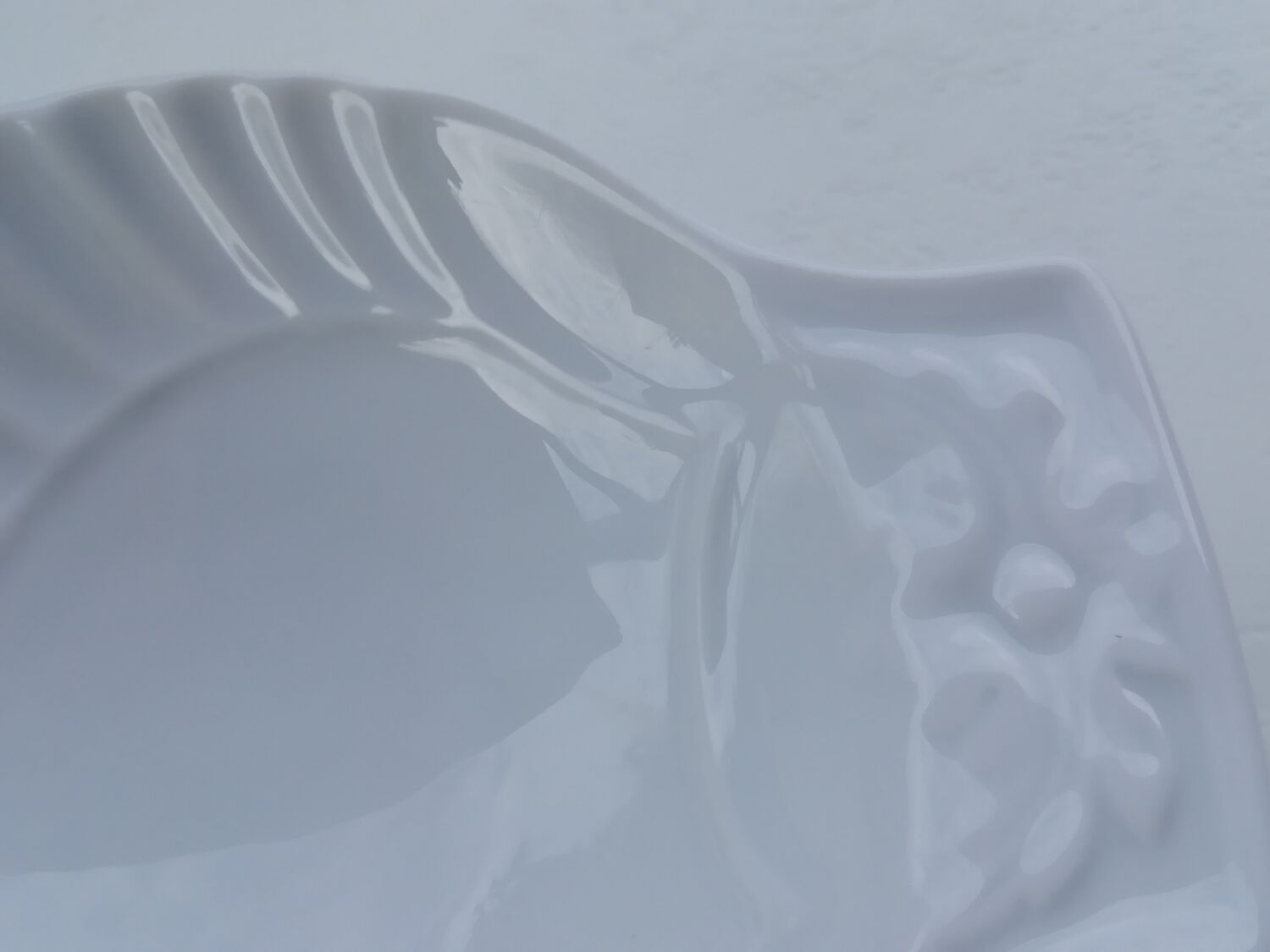 Porcelain scallop shell
