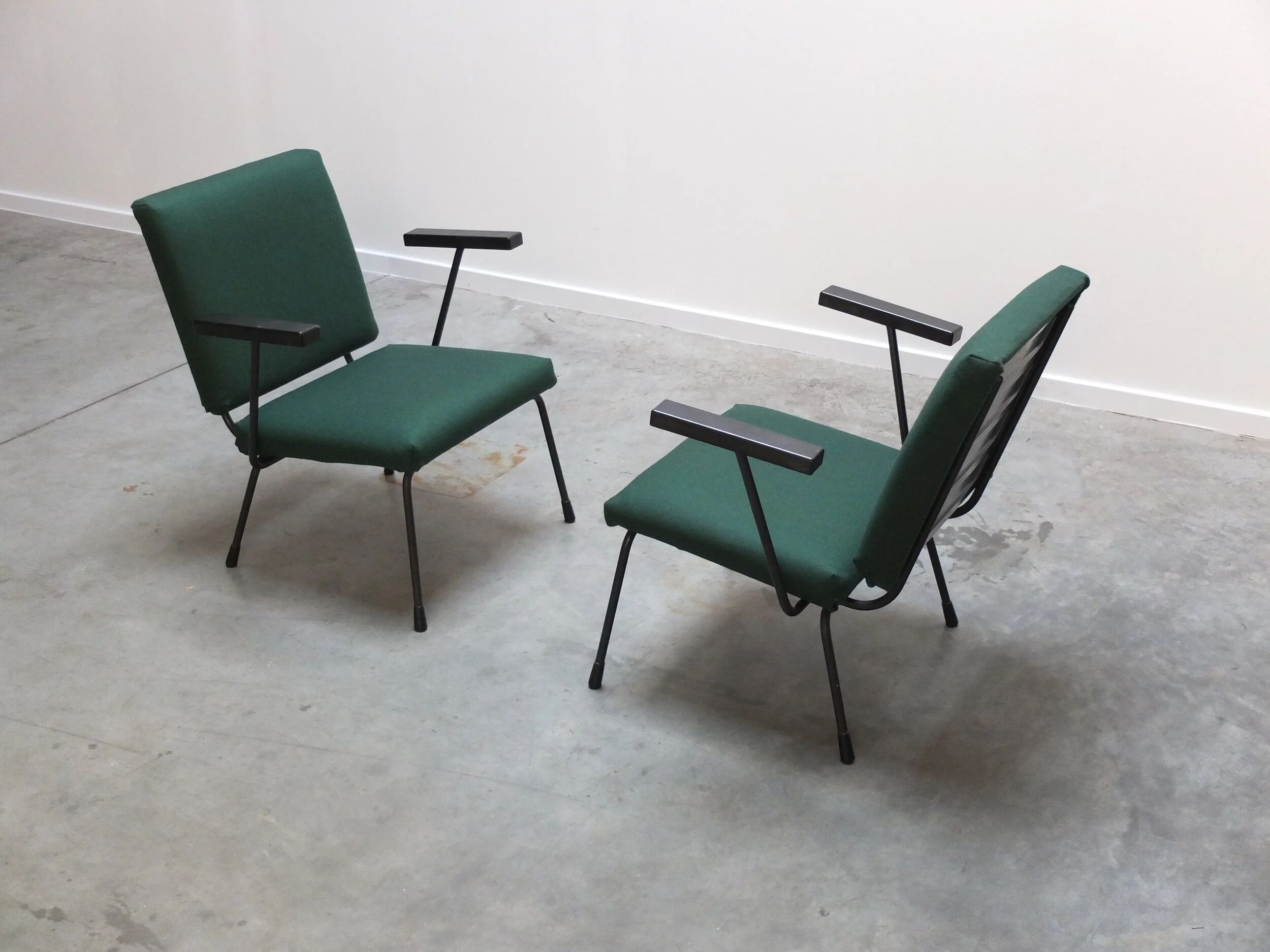 Modernist pair of '1401' easy chairs by Wim Rietveld for Gispen, 1954