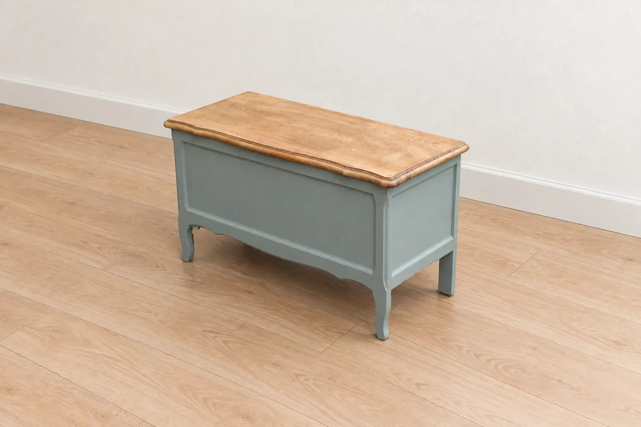 Renovated antique chest in grey-green – natural wood lid – vintage storage 90 cm
