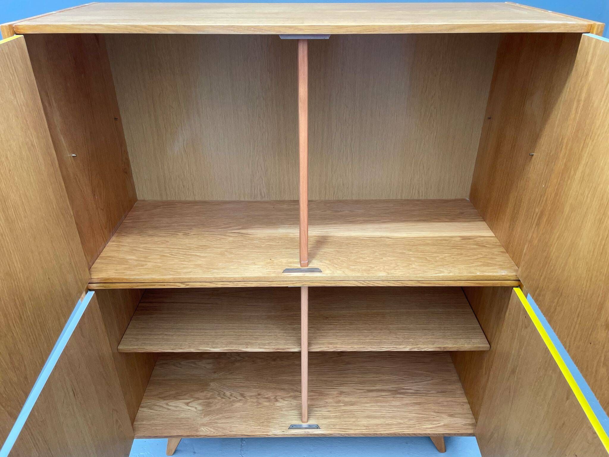 Armoire U-450 en placage de chêne, variante jaune et blanc, Jiří Jiroutek pour Inte