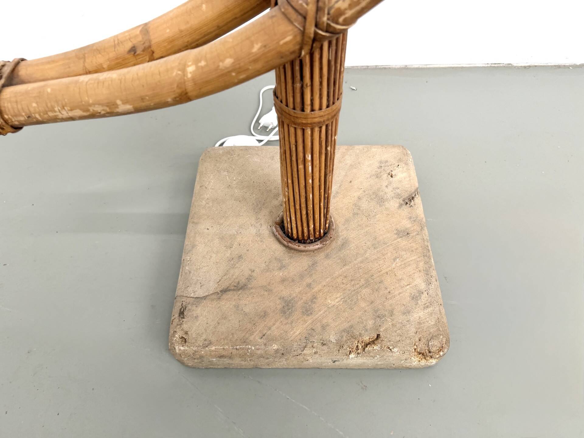 Lampadaire sculptural en rotin cintré