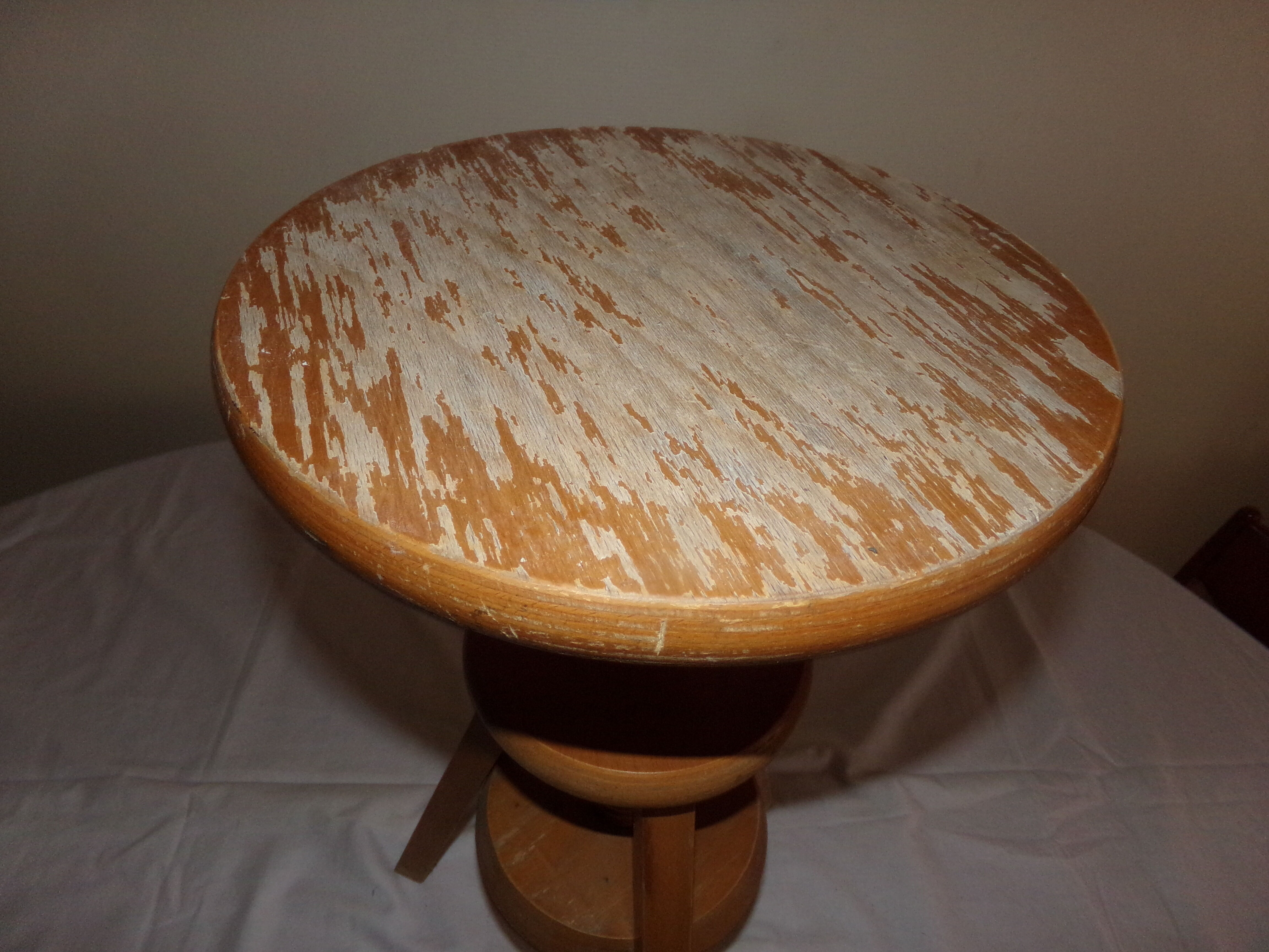 Wooden screw adjustable height stool