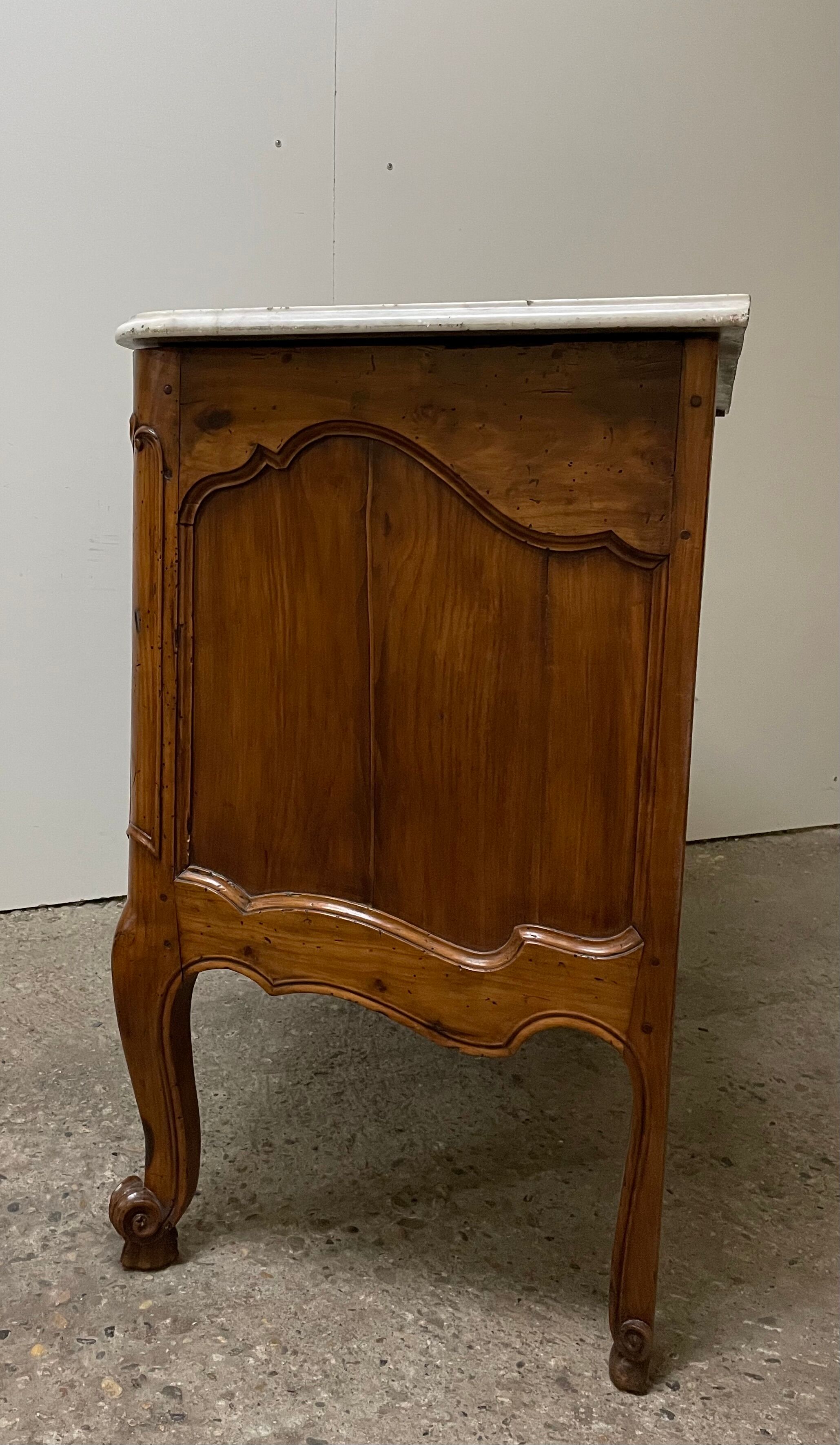 Chest of drawers in cherry wood of the late eighteenth century