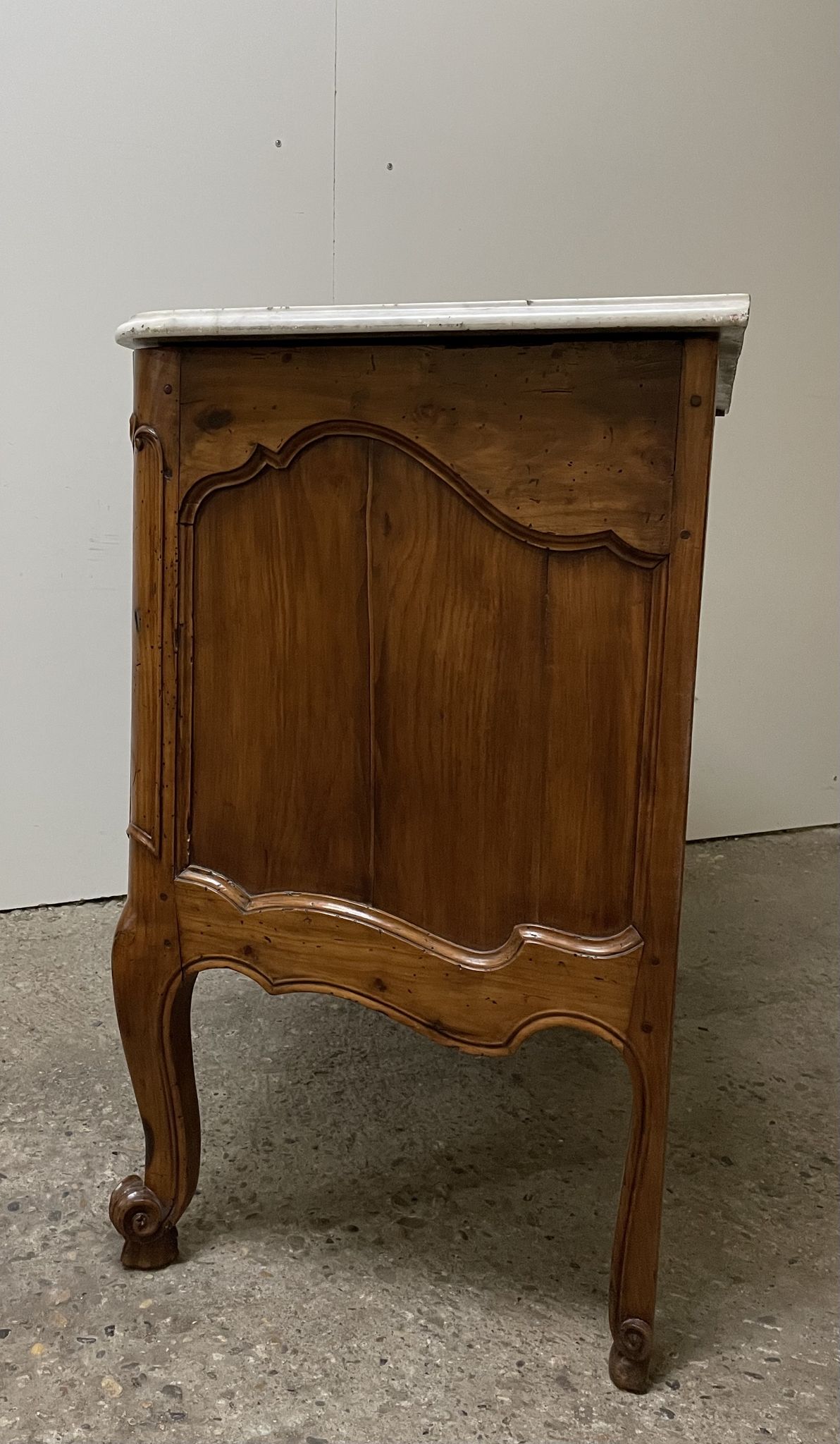 Commode sauteuse en merisier de la fin du  XVIII ème