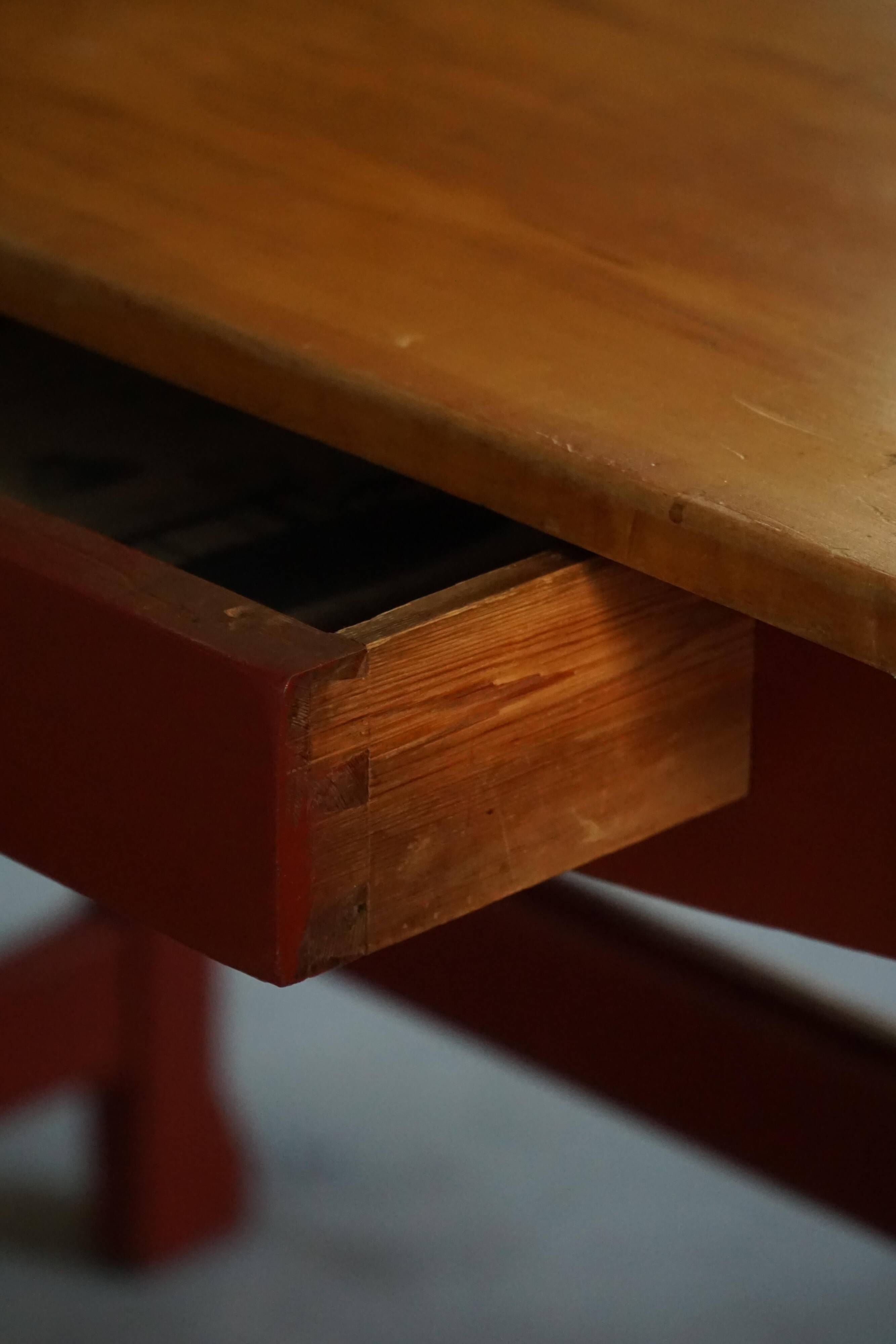 Scandinavian extendable table for writing or dining with a drawer, early 20th century.
