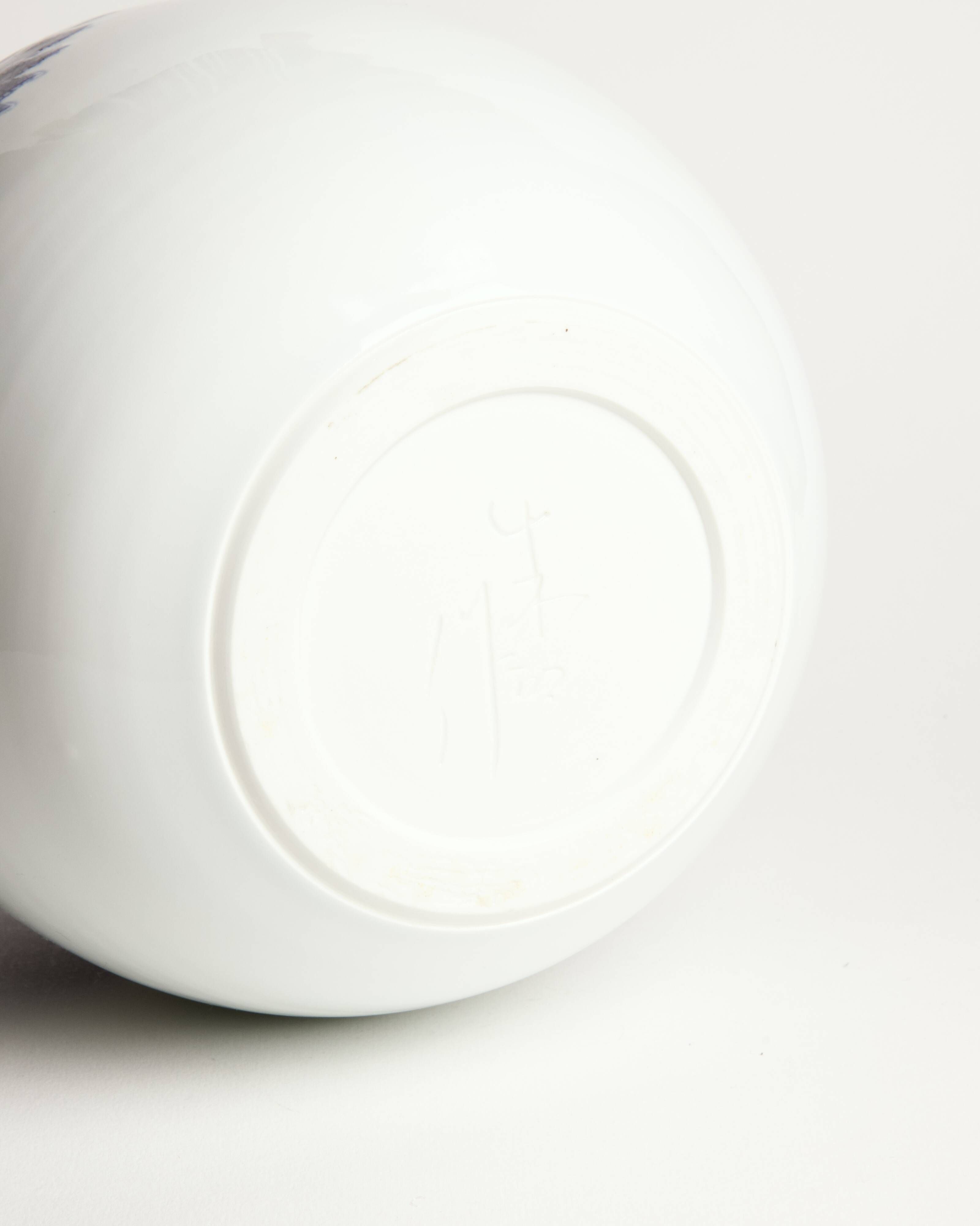 Porcelain vase by Fujii Shumei: Summer breeze in the foliage