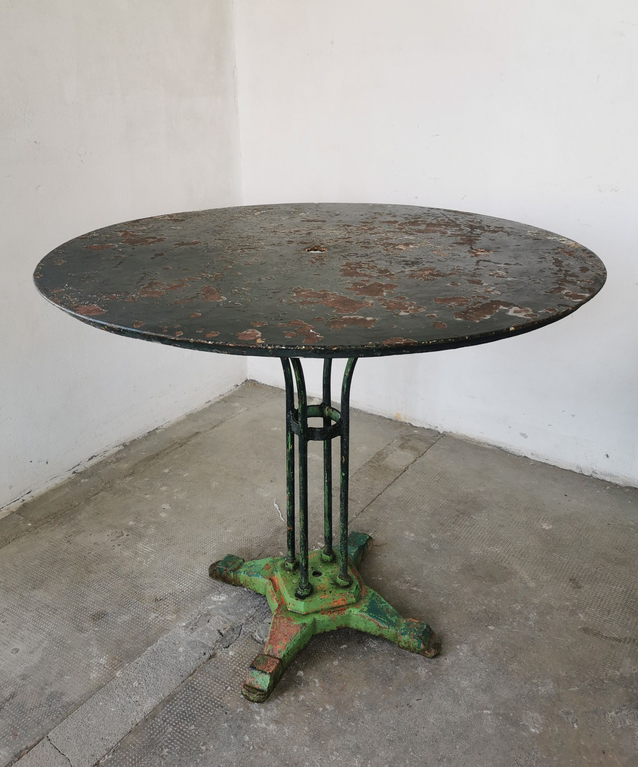 Round garden table cast iron and metal