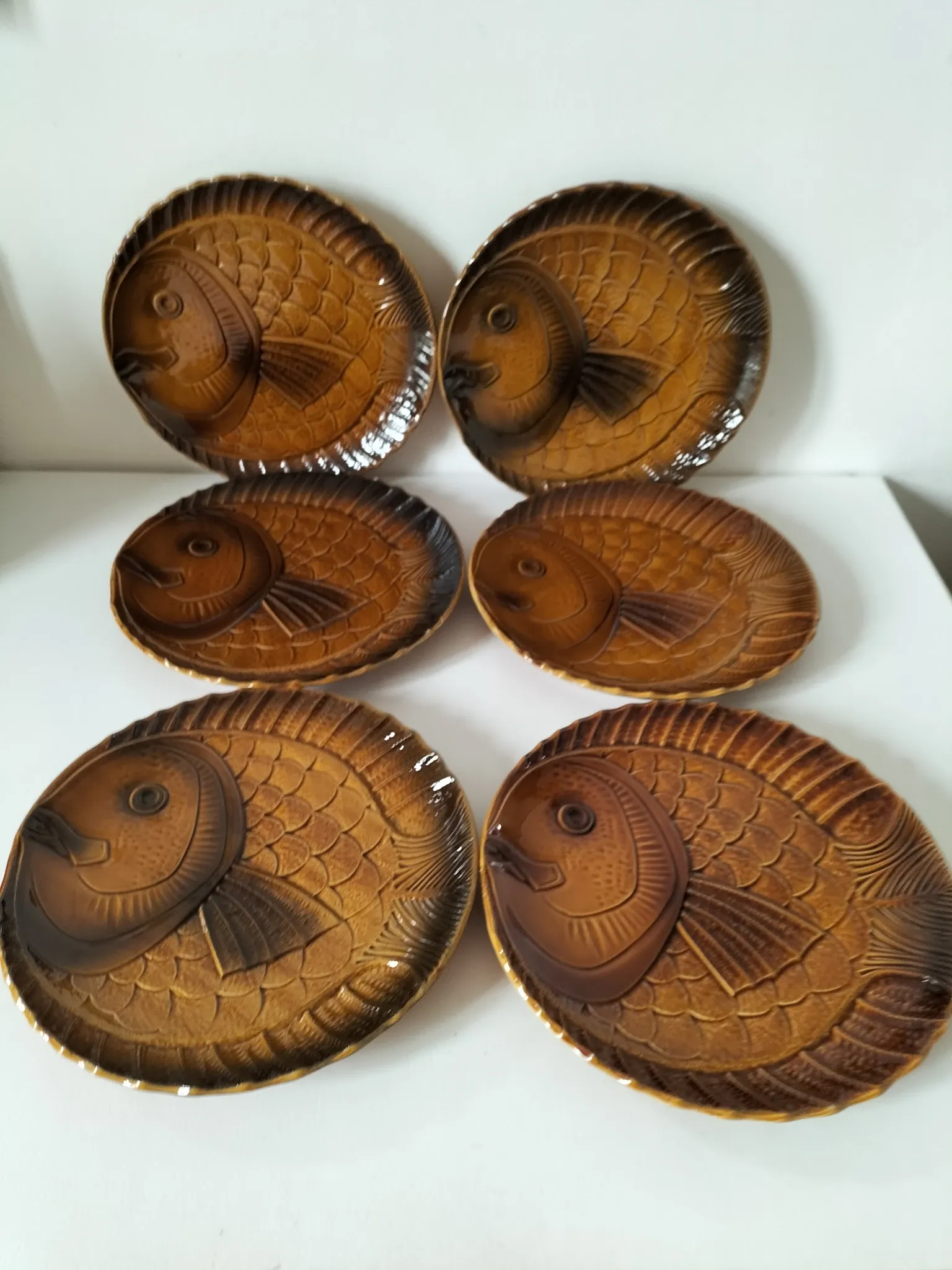 6 antique fish barbotine plates – Saint-Clément