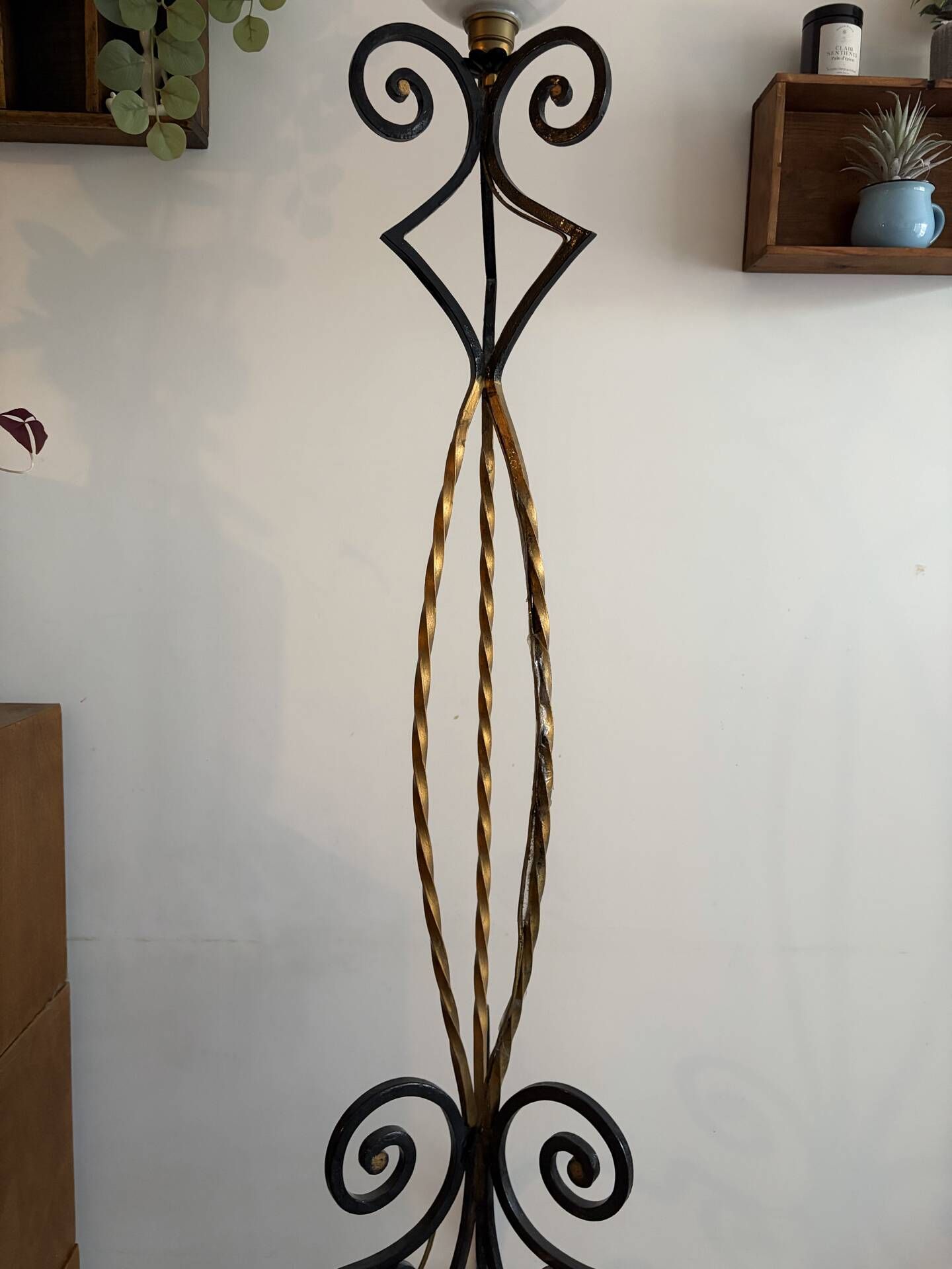 Vintage floor lamp in wrought iron and opaline.