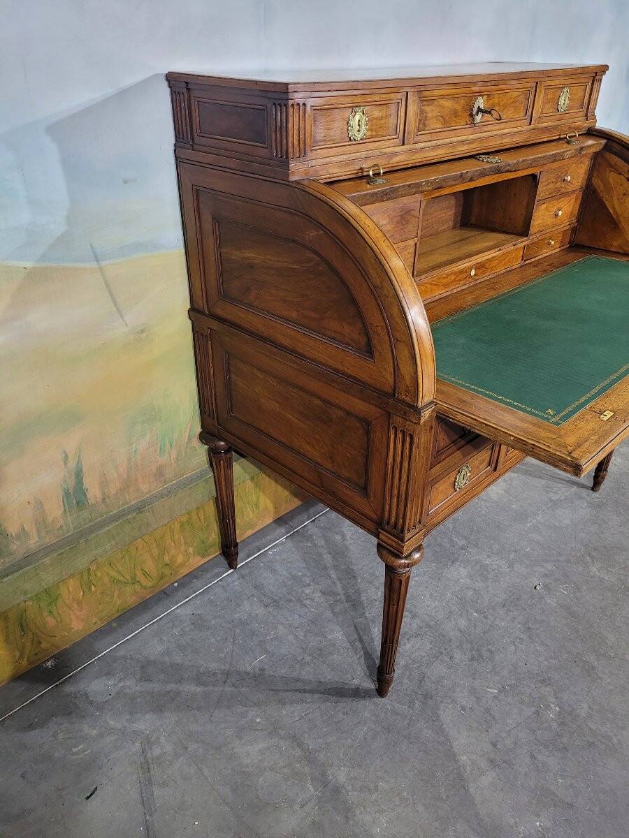 Bureau à cylindre époque Louis XVI en noyer