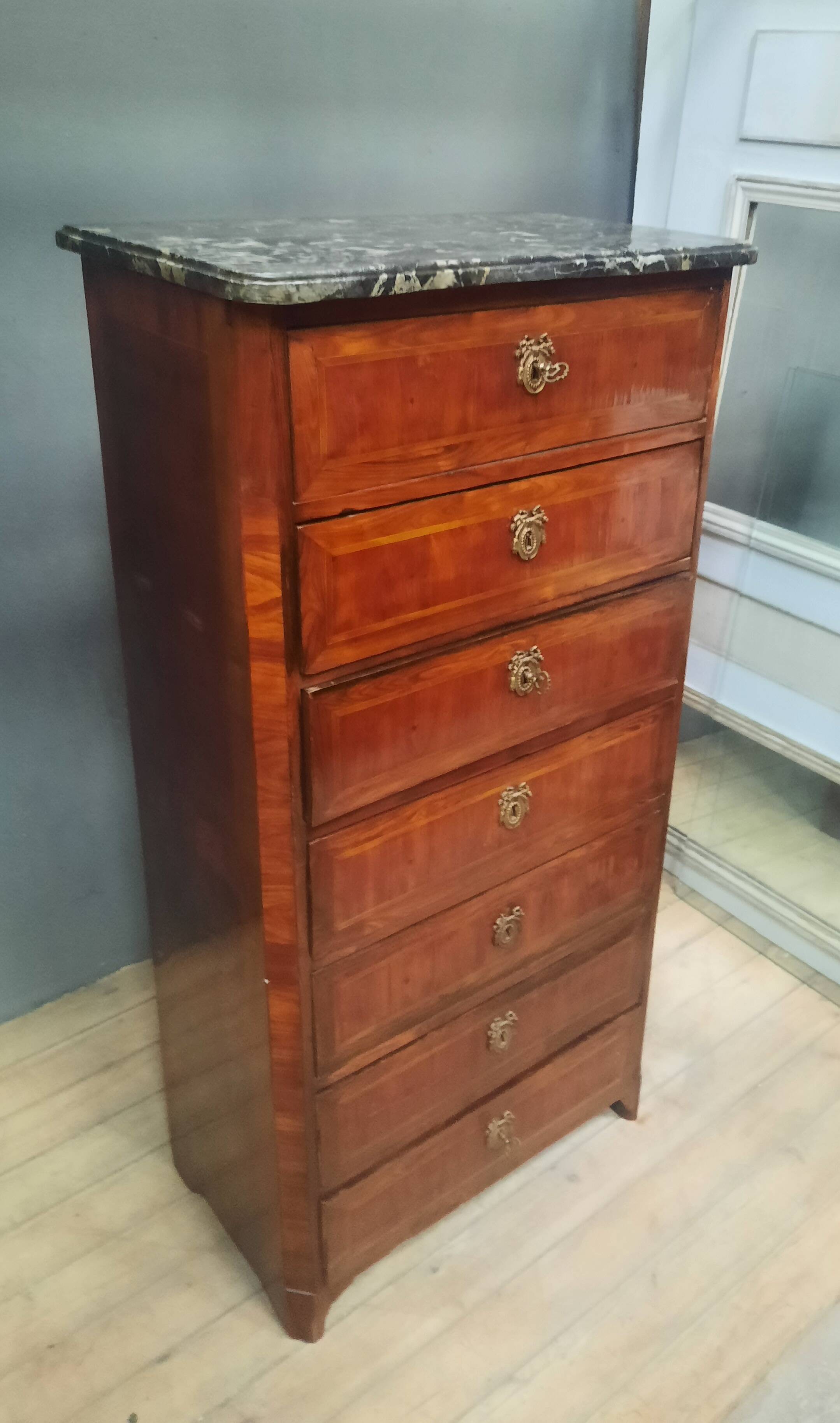 Eighteenth-century wooden veneer chest of drawers