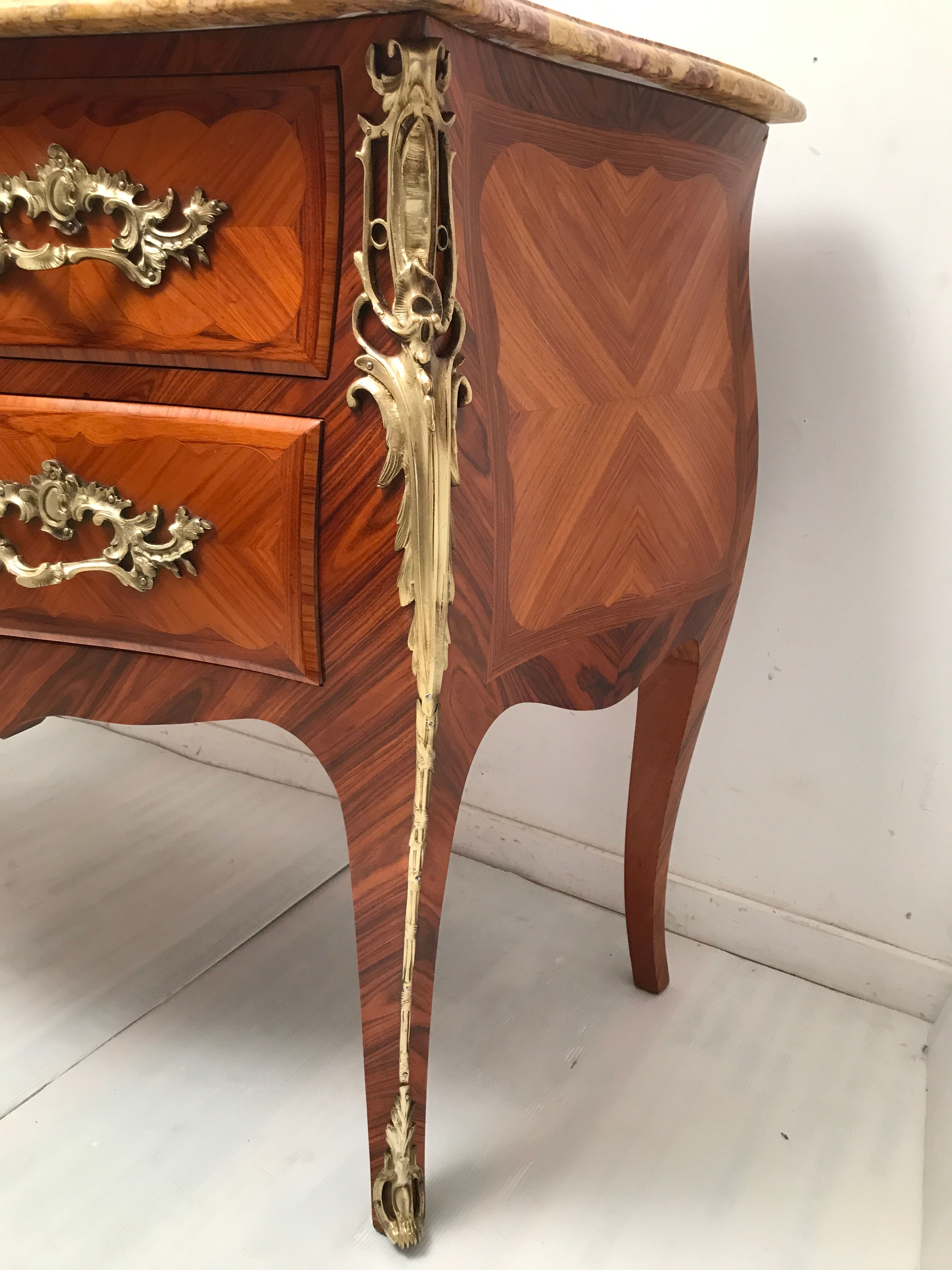 Commode de style Louis XV en placage d'acajou et bois de rose XX siècle