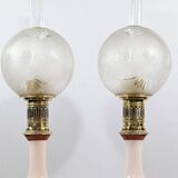 Paire de lampes à pétrole en porcelaine électrifiées, fin XIXème