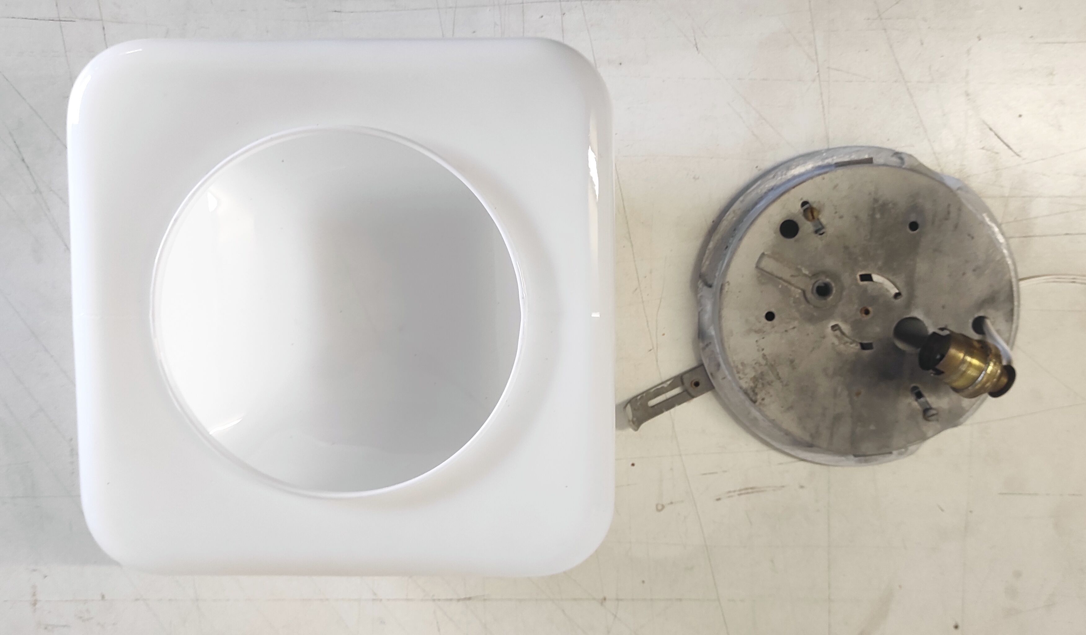 Plafonnier ou applique globe opaline carré - mid. XXeme