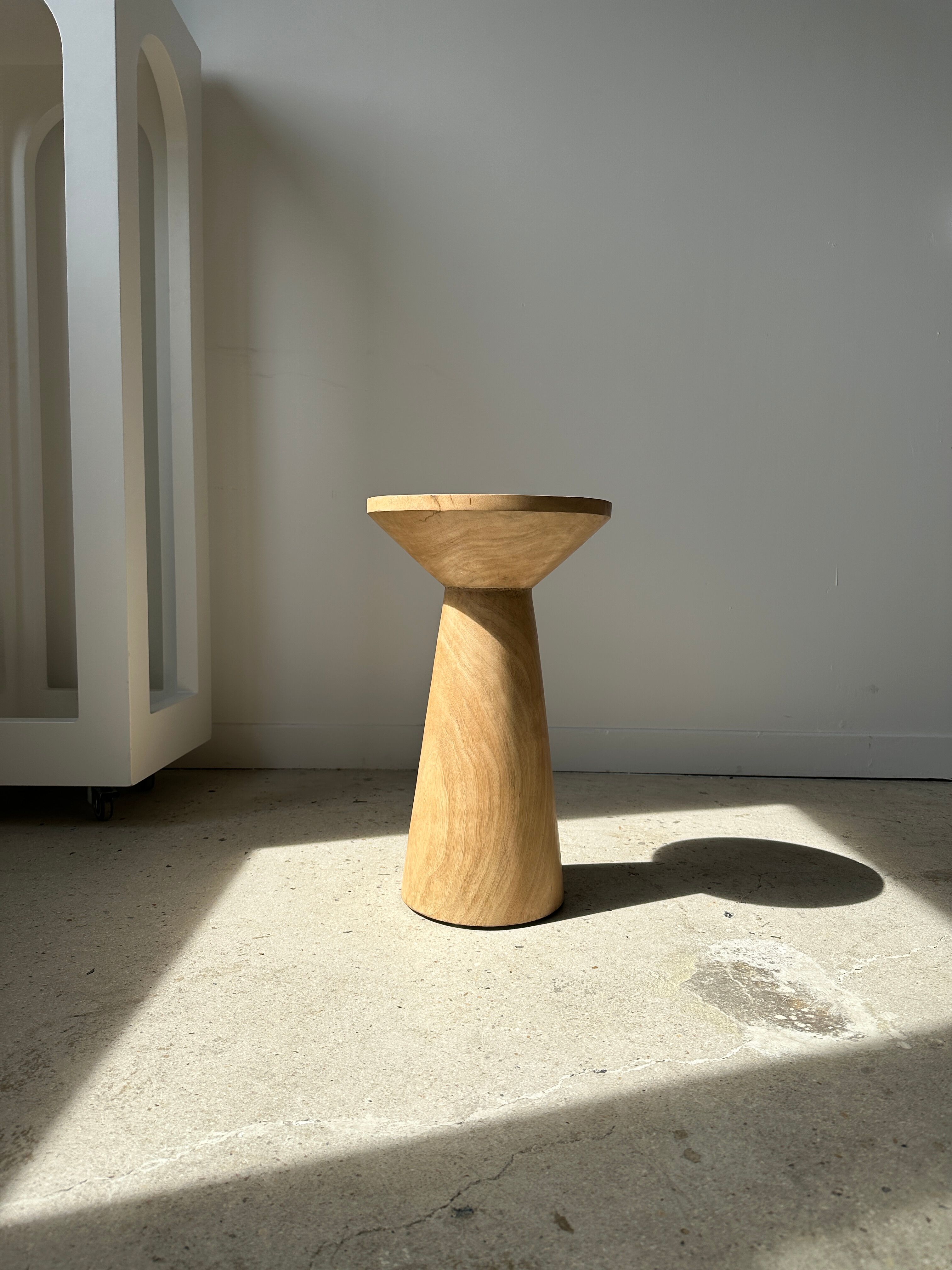 Side table, end of sofa in natural mango monoxyl conical tray H:50cm