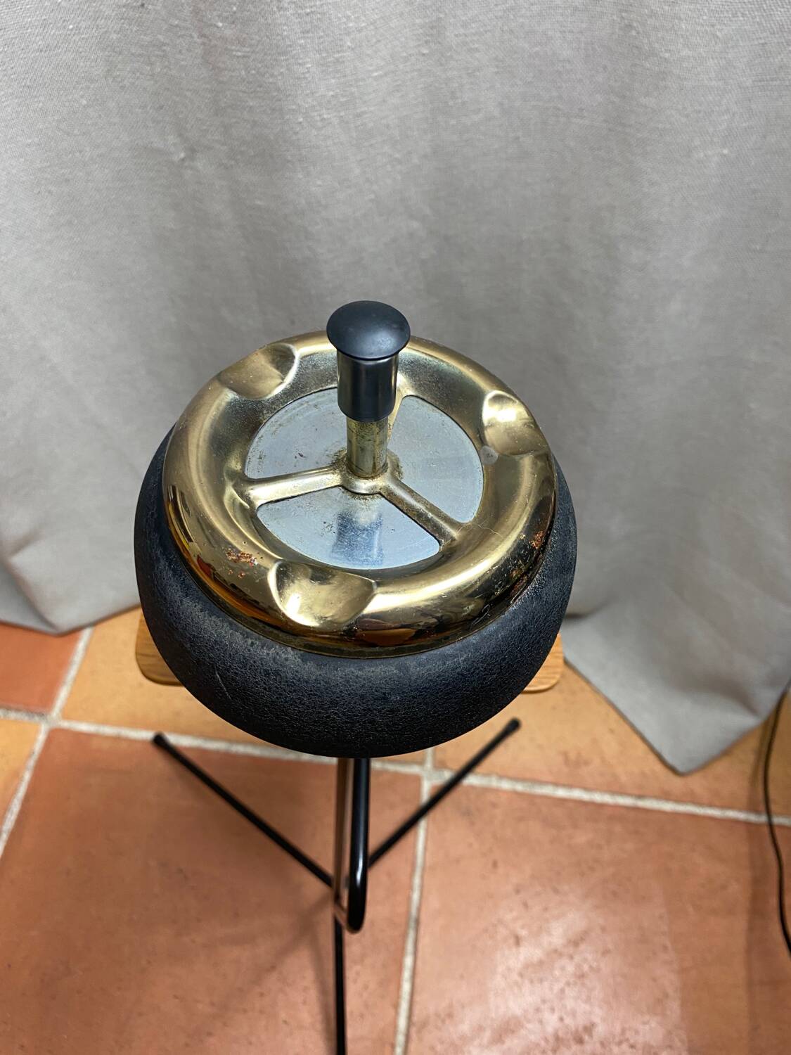 Metal tripod push ashtray