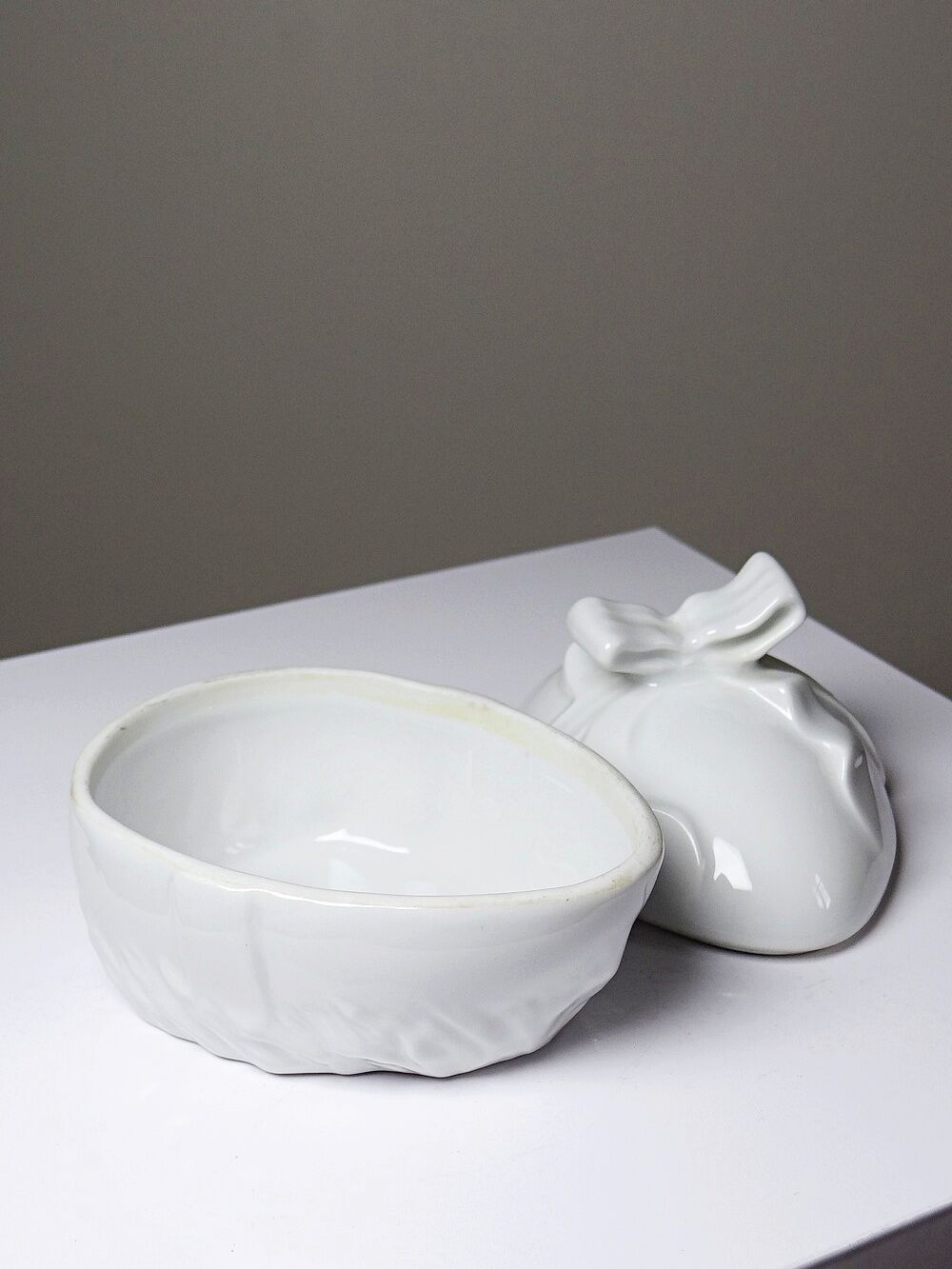 Jewellery box or Easter sweet jar in white porcelain Apilco Deshoulières