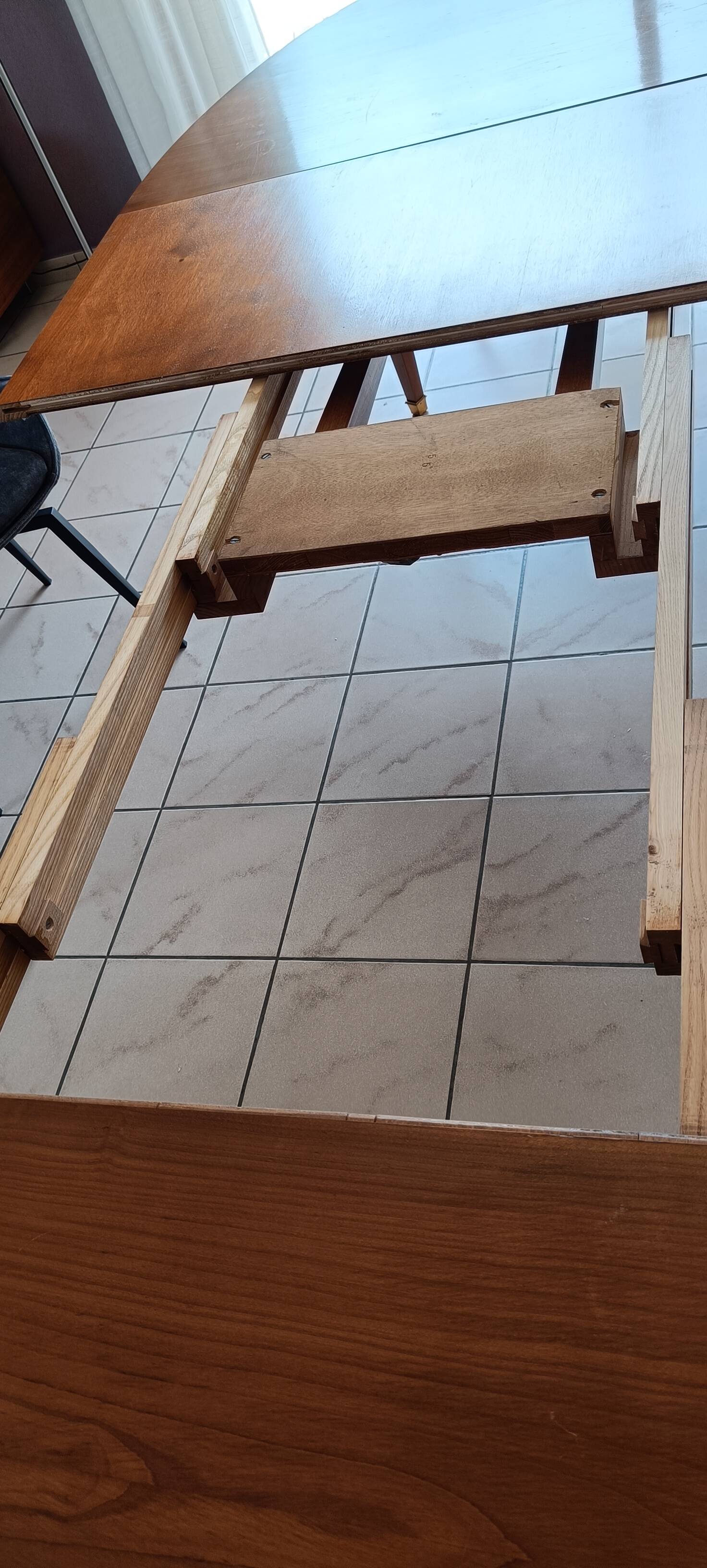 Extendable dining table in Empire style
