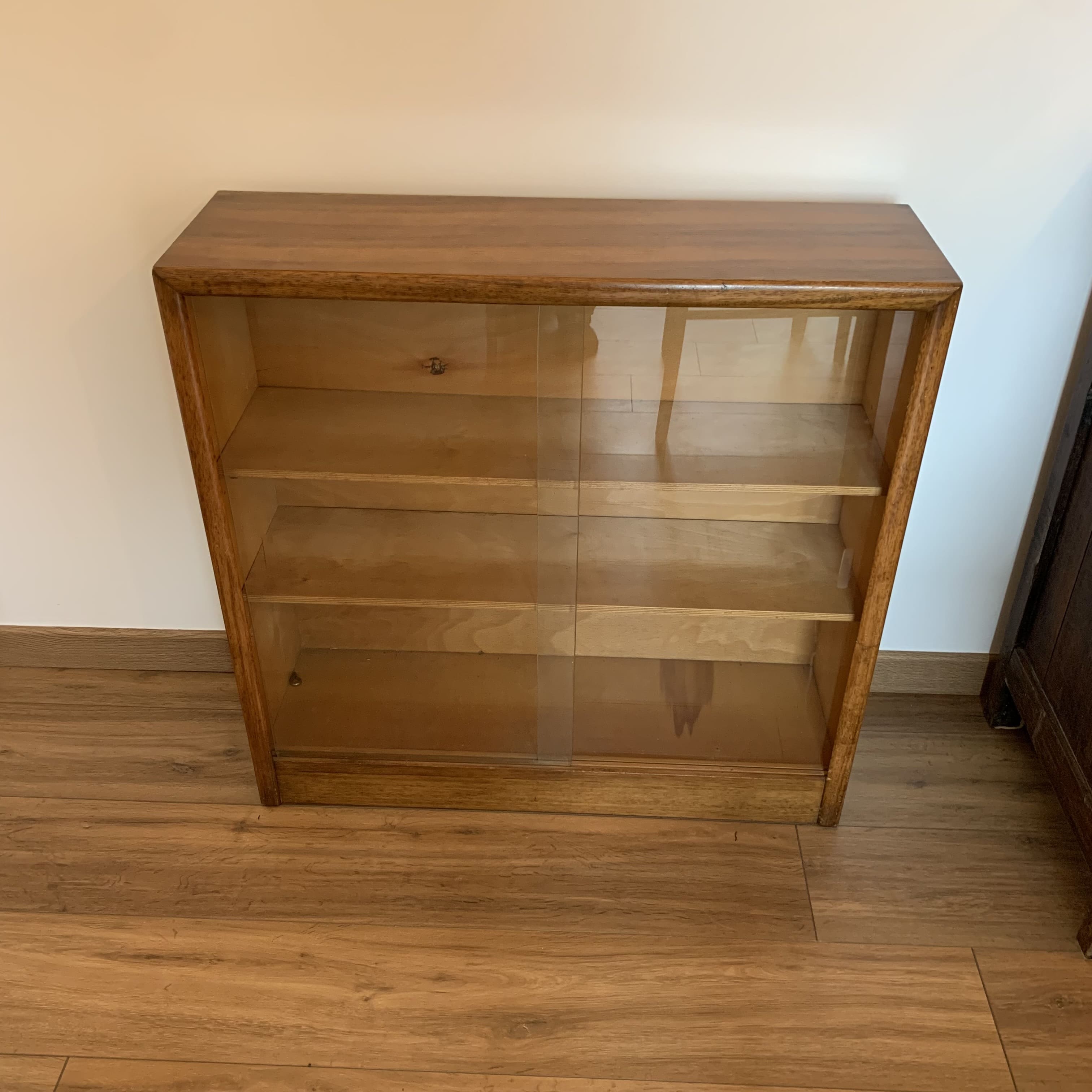 Showcase in wood and glass