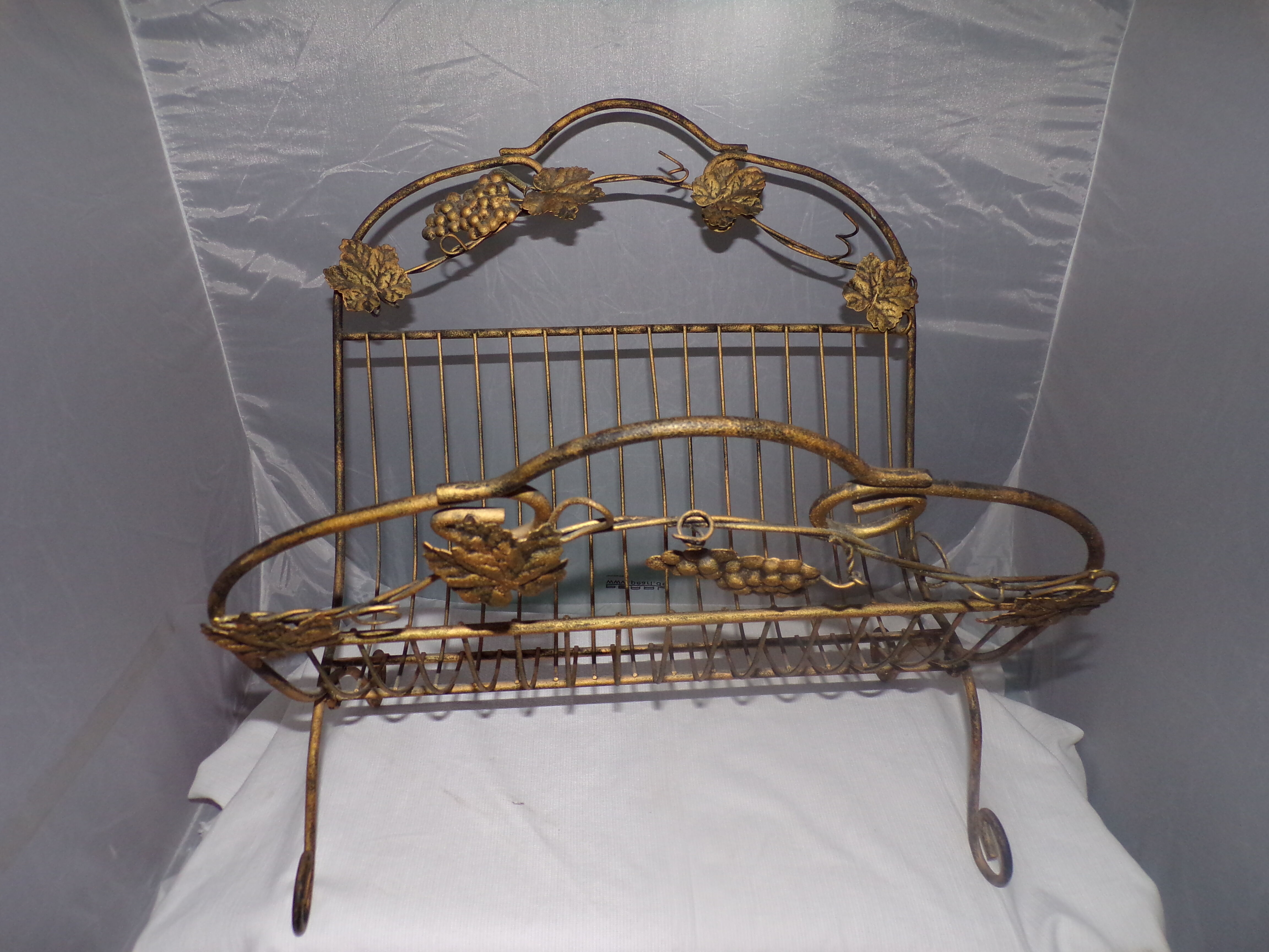 Metal magazine rack