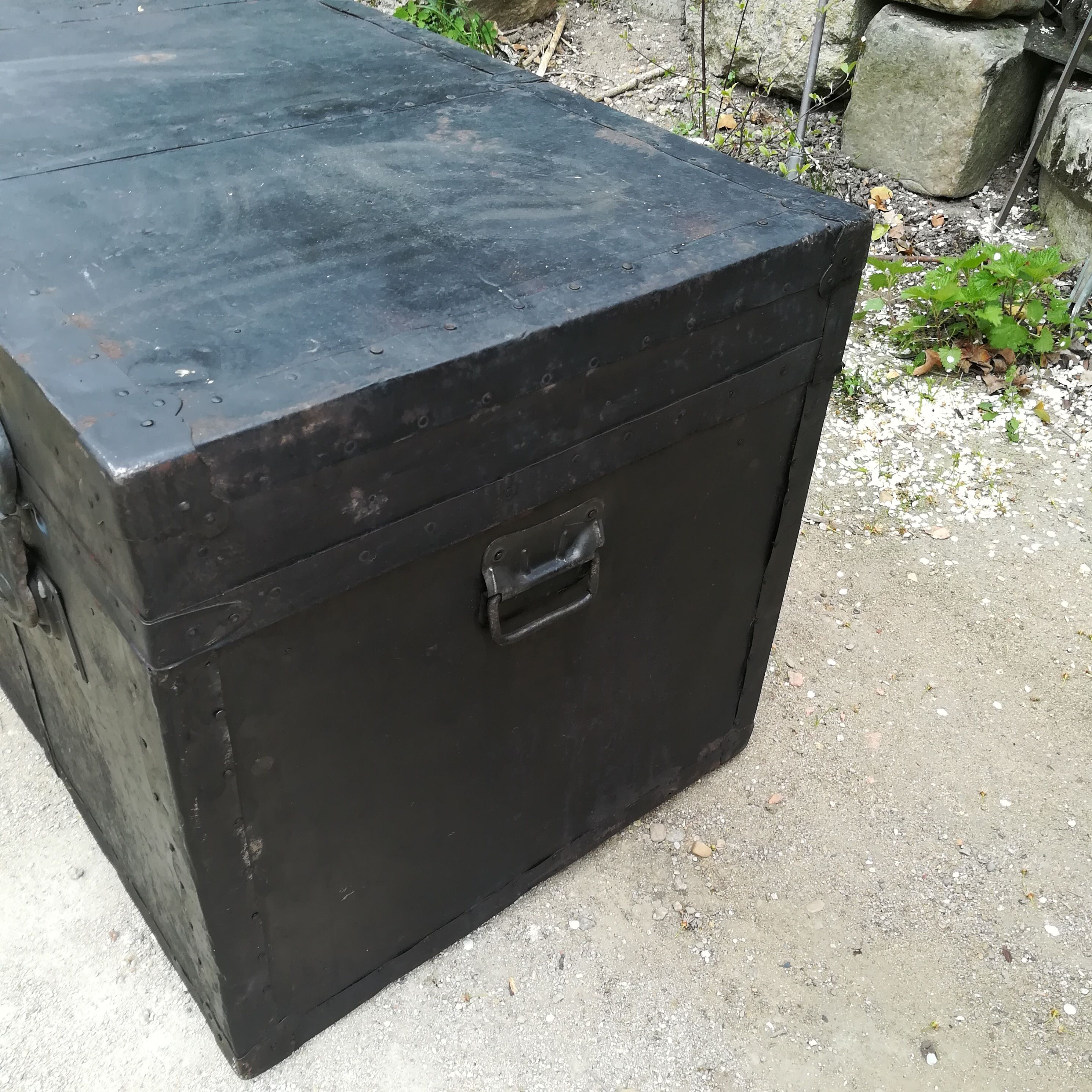 Trunk trunk wood and metal