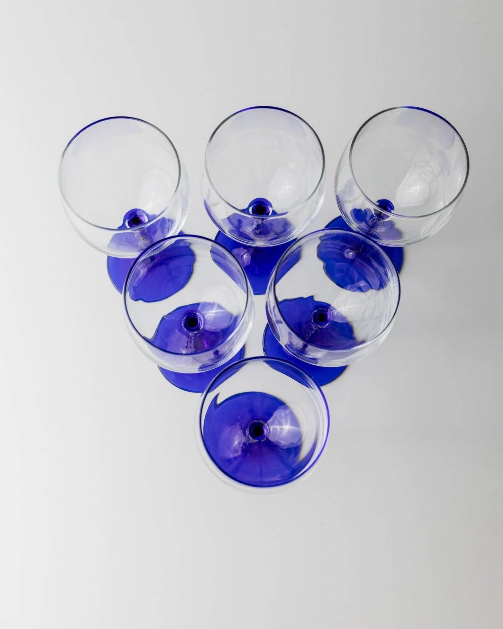 Six cobalt blue Murano glass wine glasses with twisted stems, 1970s Italy, elegant clear bowls