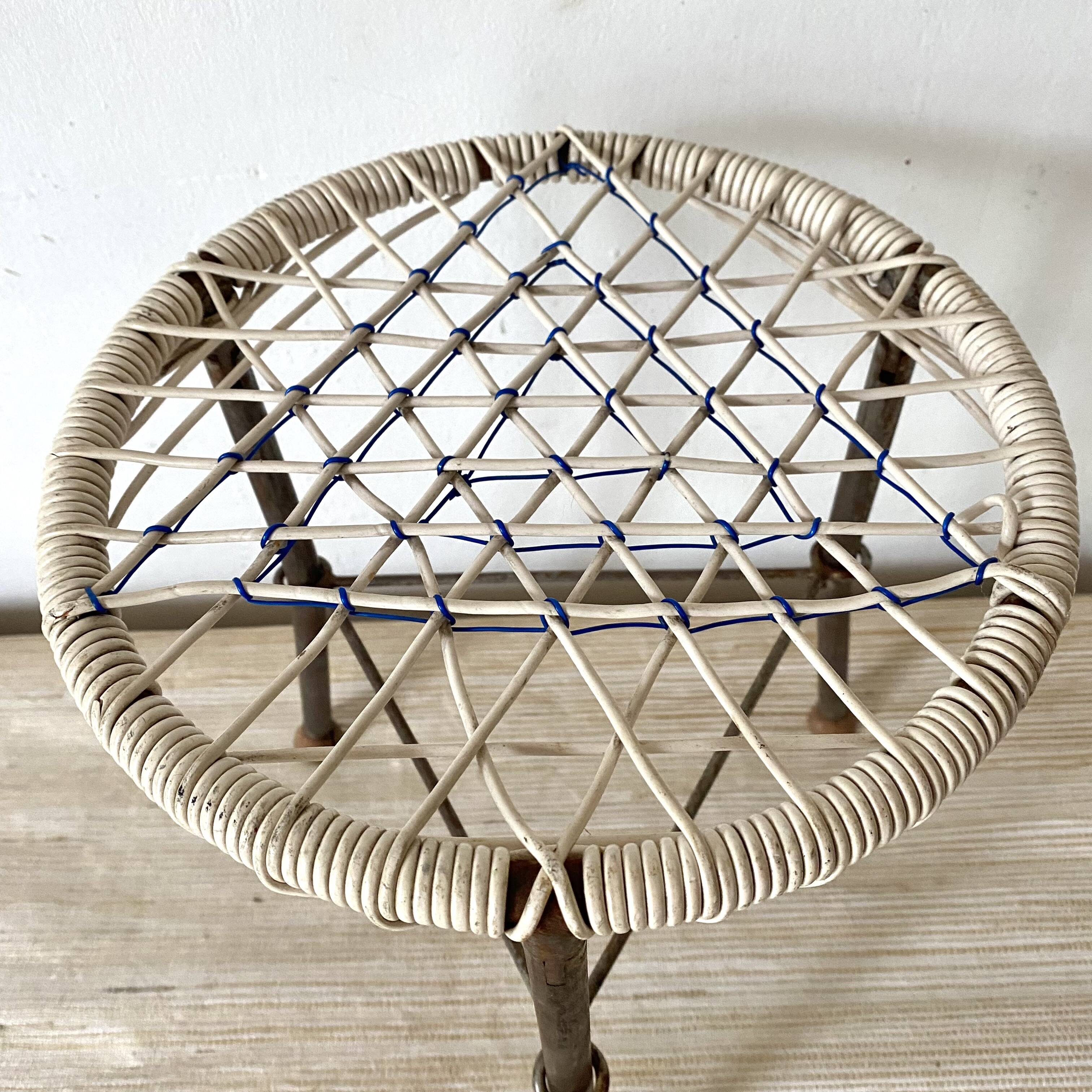 Folding stool in metal and braided scoubidou wire