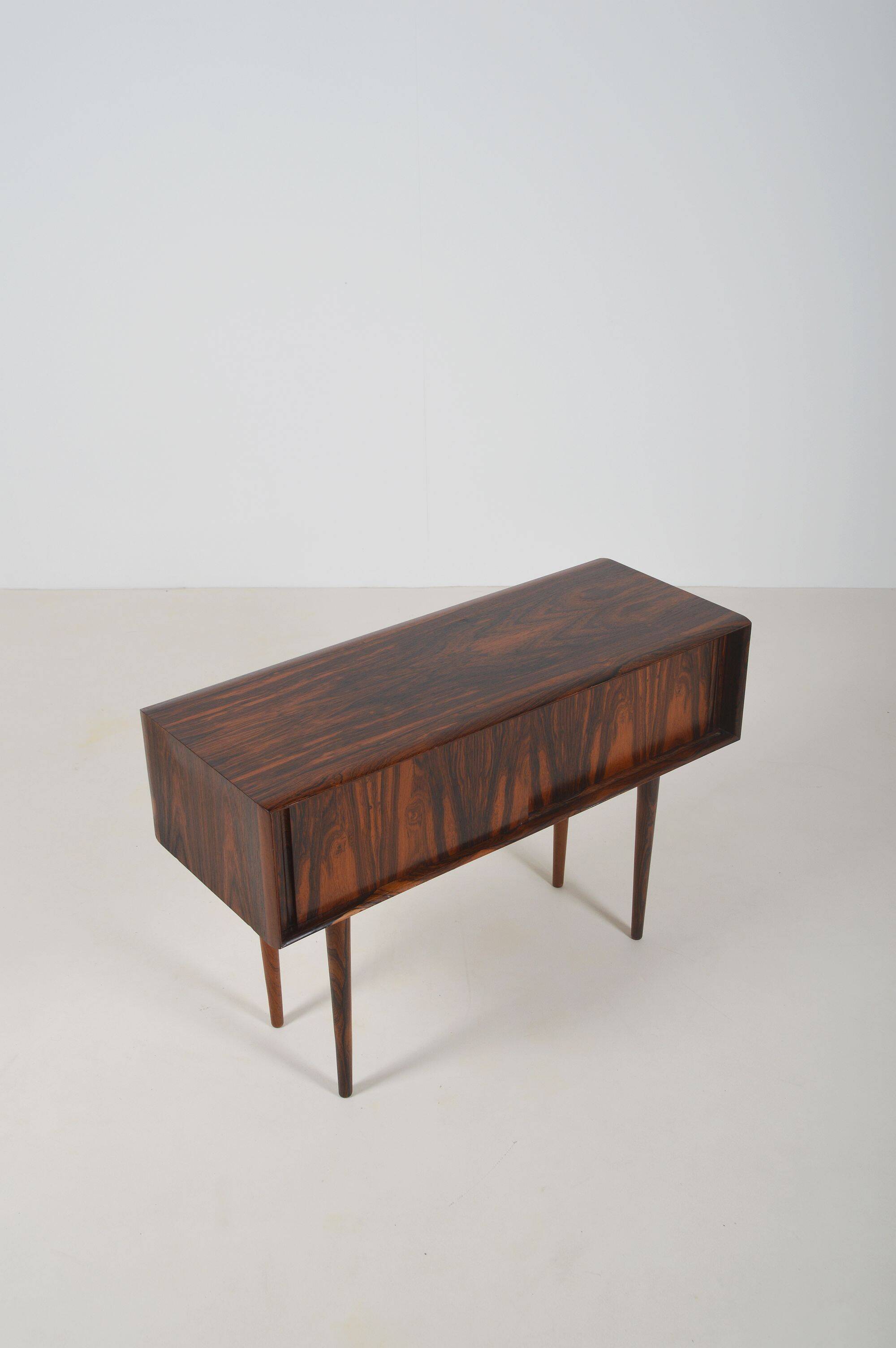Cabinet danois en palissandre avec portes coulissantes par Max A. Rasmussen, années 1960.