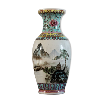 Vase en porcelaine de Chine, famille rose