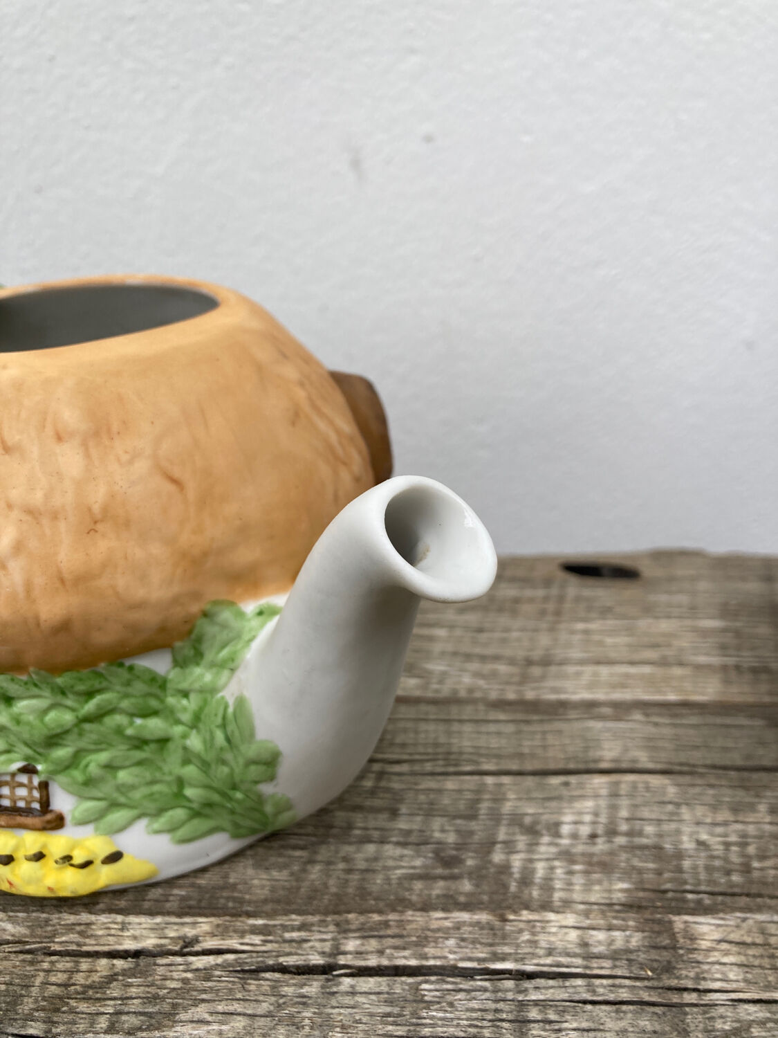 Homemade English teapot in glazed porcelain and Staffordshire biscuit - Christopher Wren cottages slip