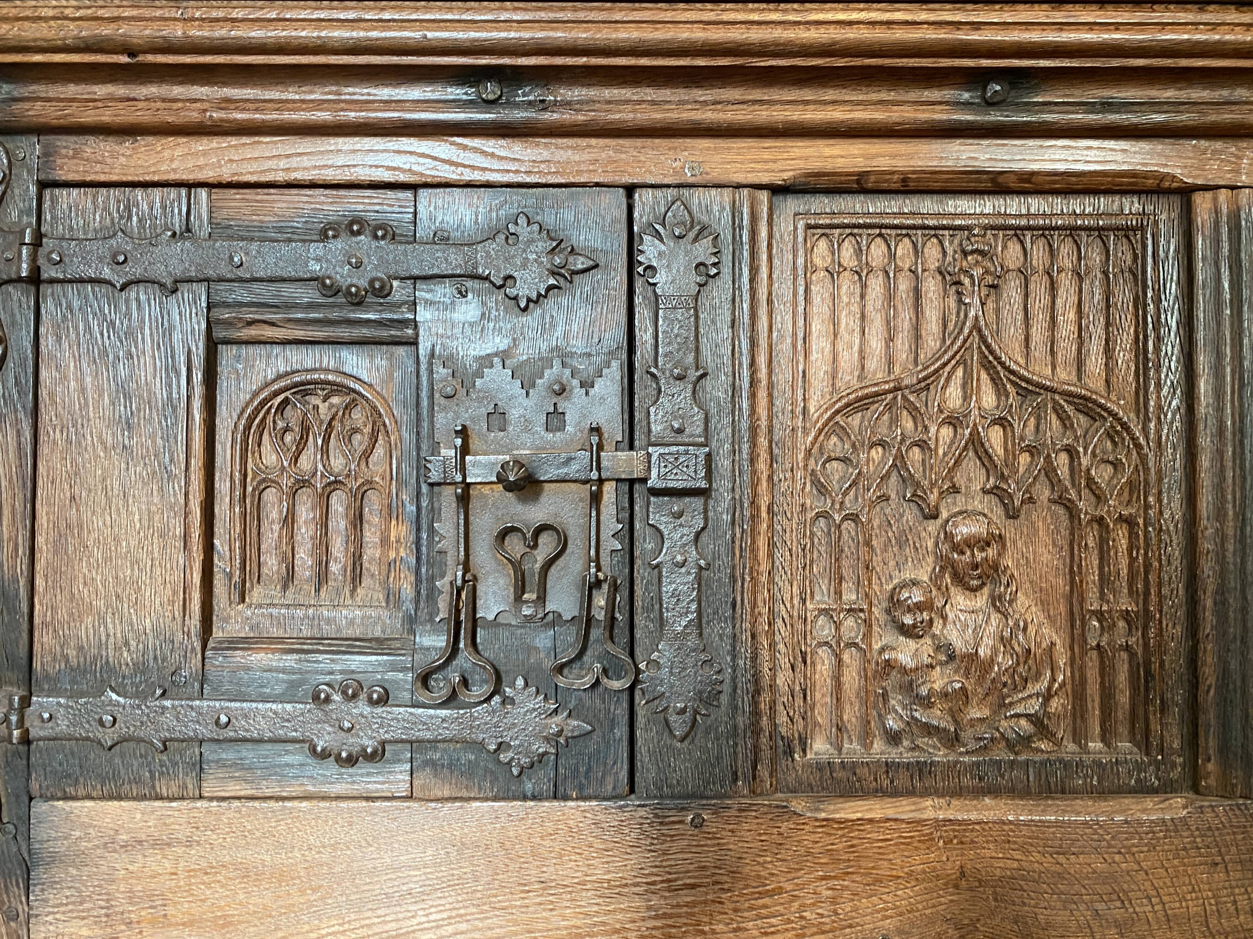 Neo-Gothic buffet in carved oak – 19th century
