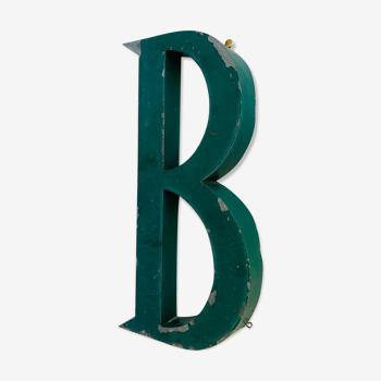 Lettre B ancienne d'enseigne en métal vert patiné