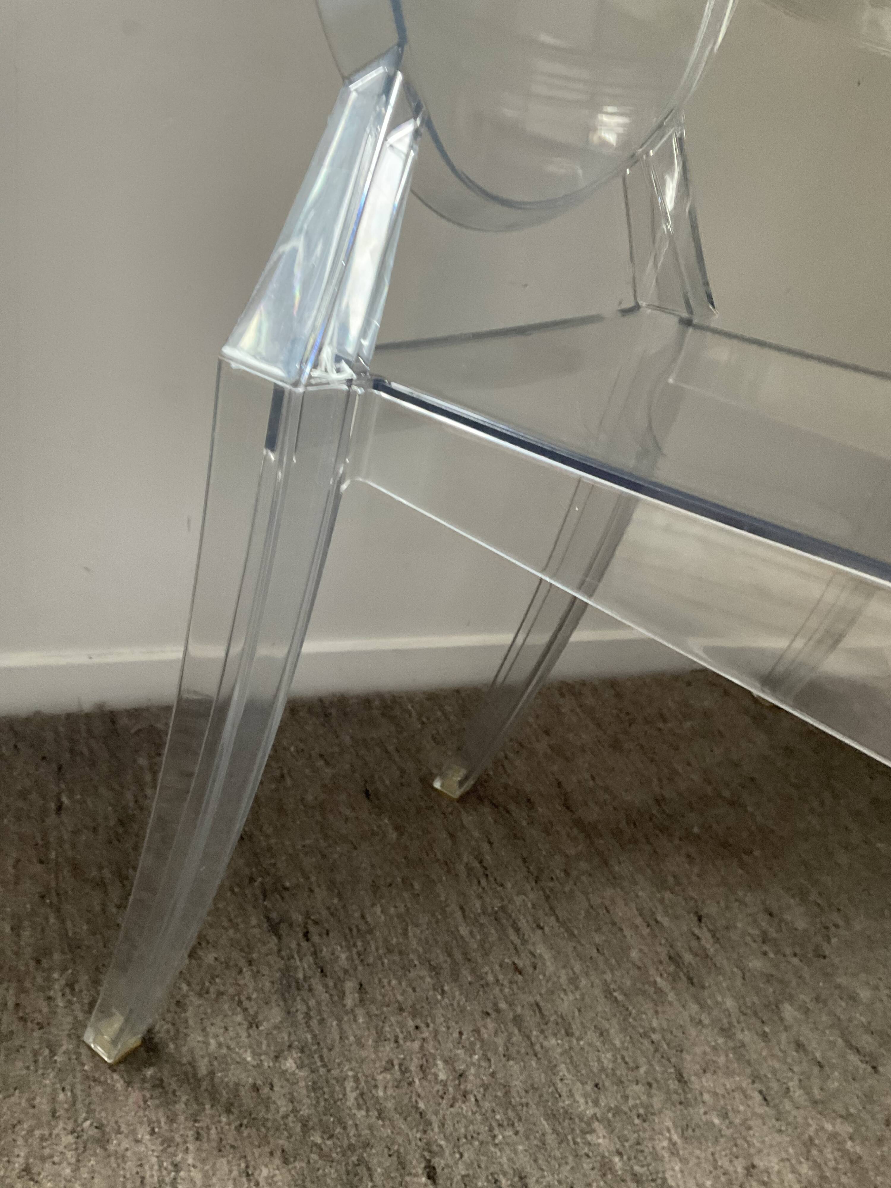 Ensemble Philippe Starck Kartell table à manger Top Top et 2 fauteuils Louis Ghost