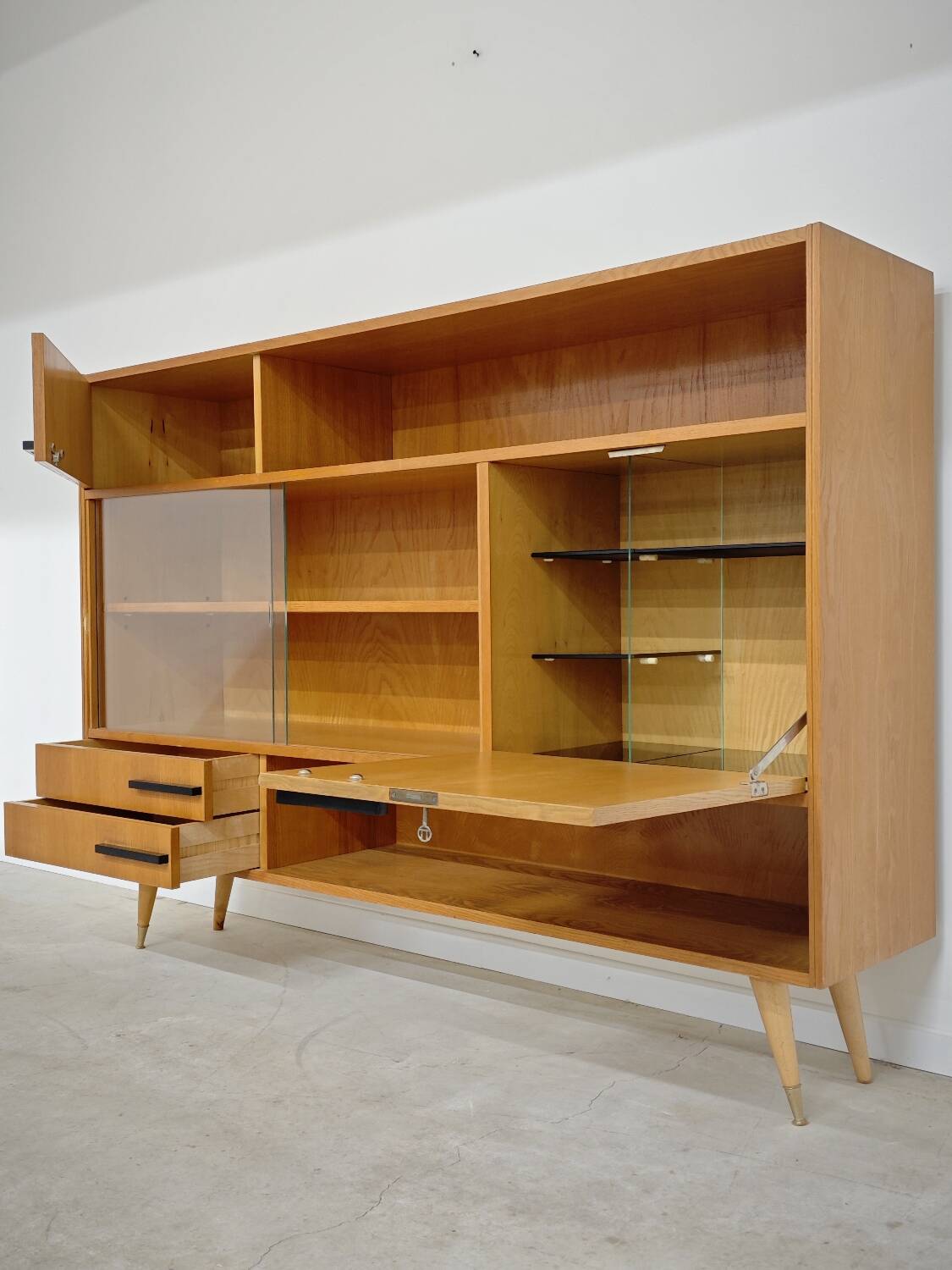 Buffet Vaisselier en bois blond Libena , ex Tchécoslovaquie 1970