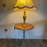 Lot of a guéridon and a gilded bronze lamp.
