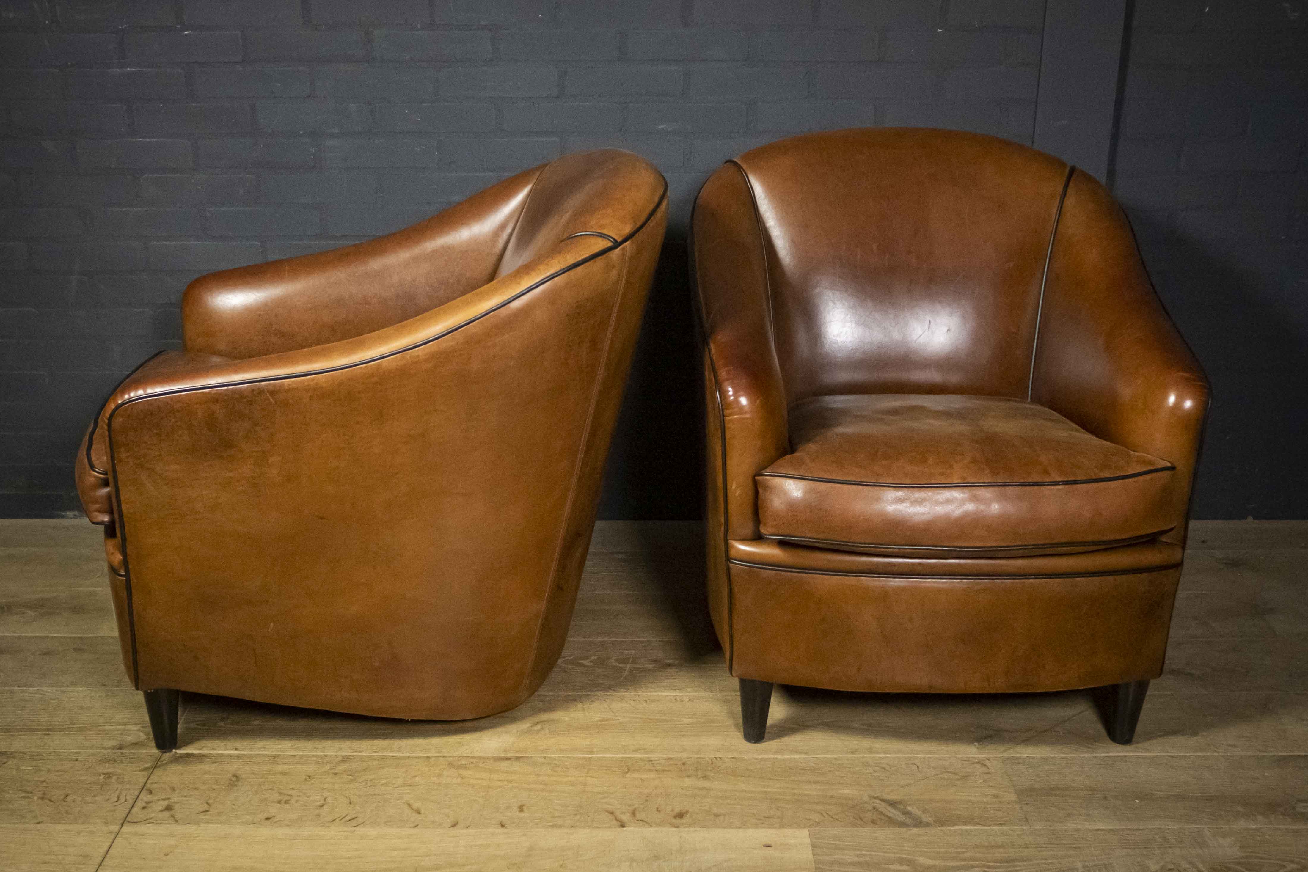 Ensemble de fauteuils club vintage en peau de mouton (Cuir de mouton) avec tabouret