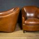 Ensemble de fauteuils club vintage en peau de mouton (Cuir de mouton) avec tabouret