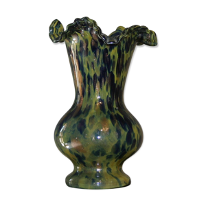 Vase à bord godronné