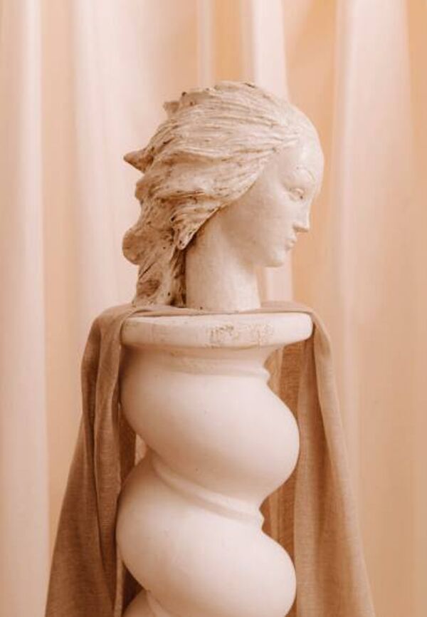 Céramique glaçurée à l'effigie de femme par le sculpteur Eugenio Pattarino