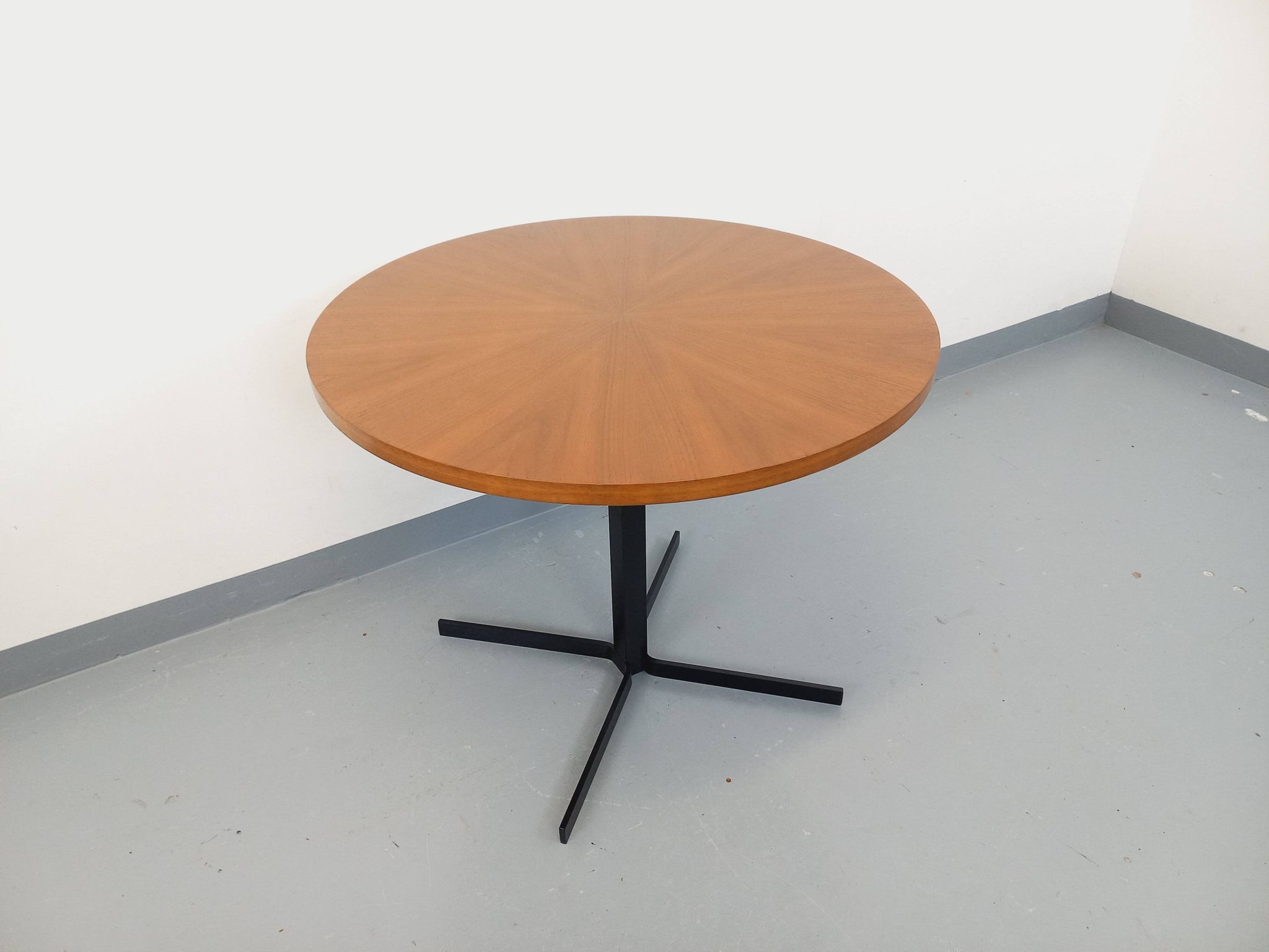 Grande table basse ronde style scandinave vintage modulable en table