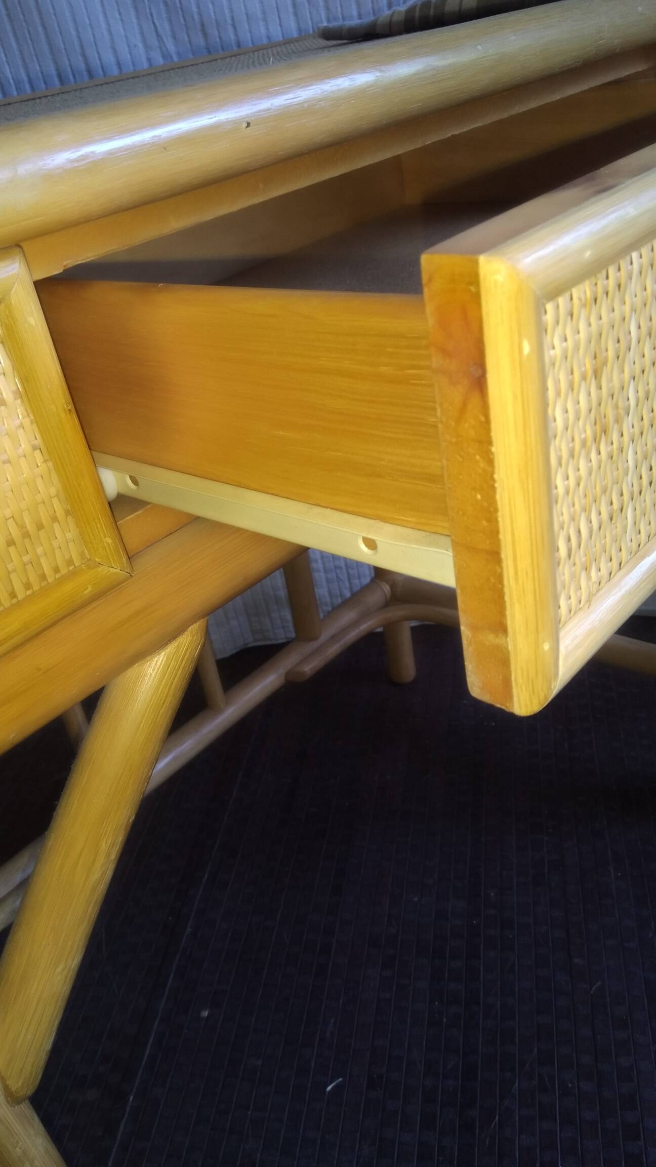 Bureau ou console et son fauteuil en rotin et bambou