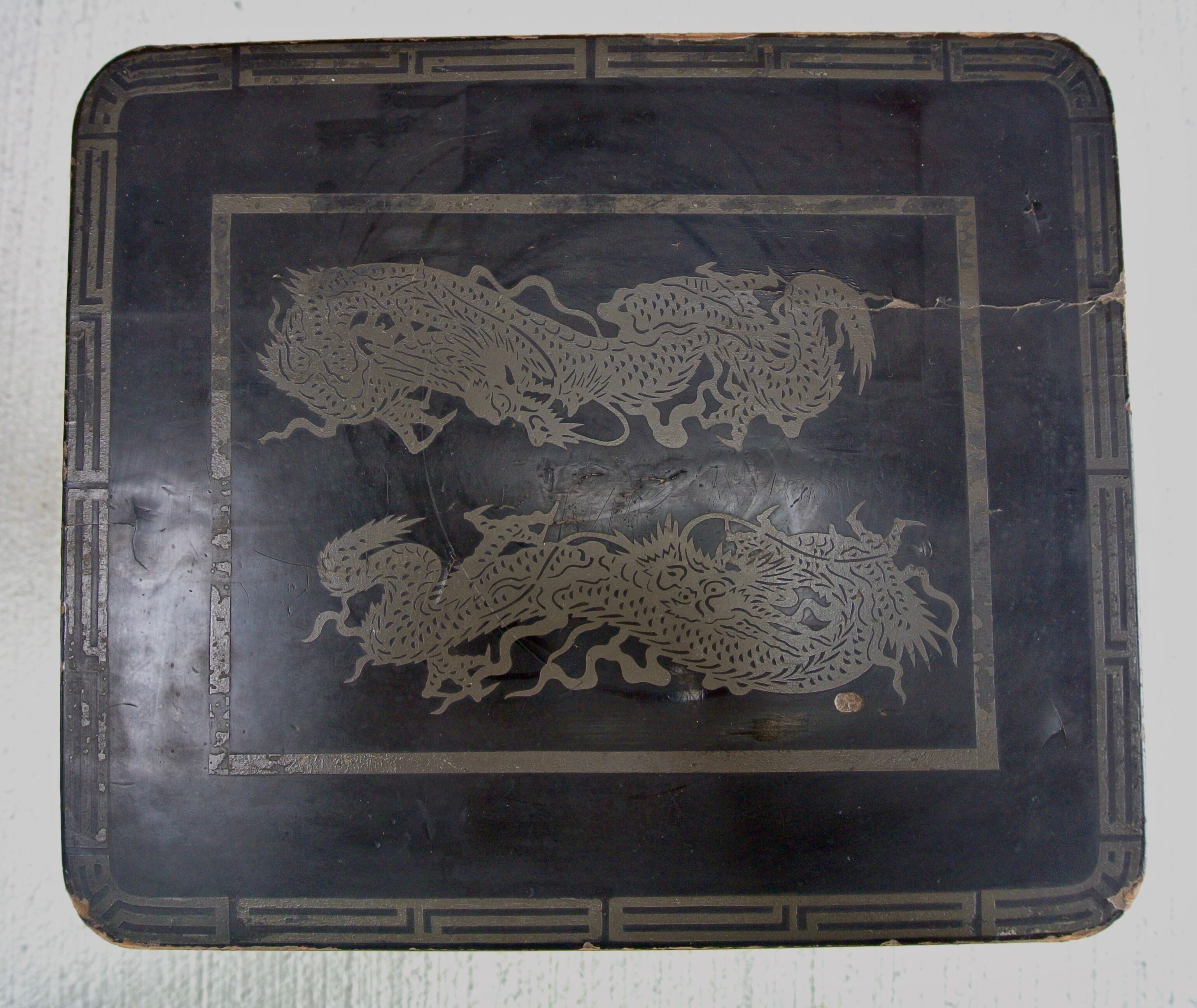 Paire de tables gigognes en bois noir - plateau à décor de dragons