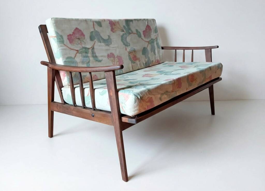 Vintage Scandinavian bench in solid beech from the 1950s with tapered legs.