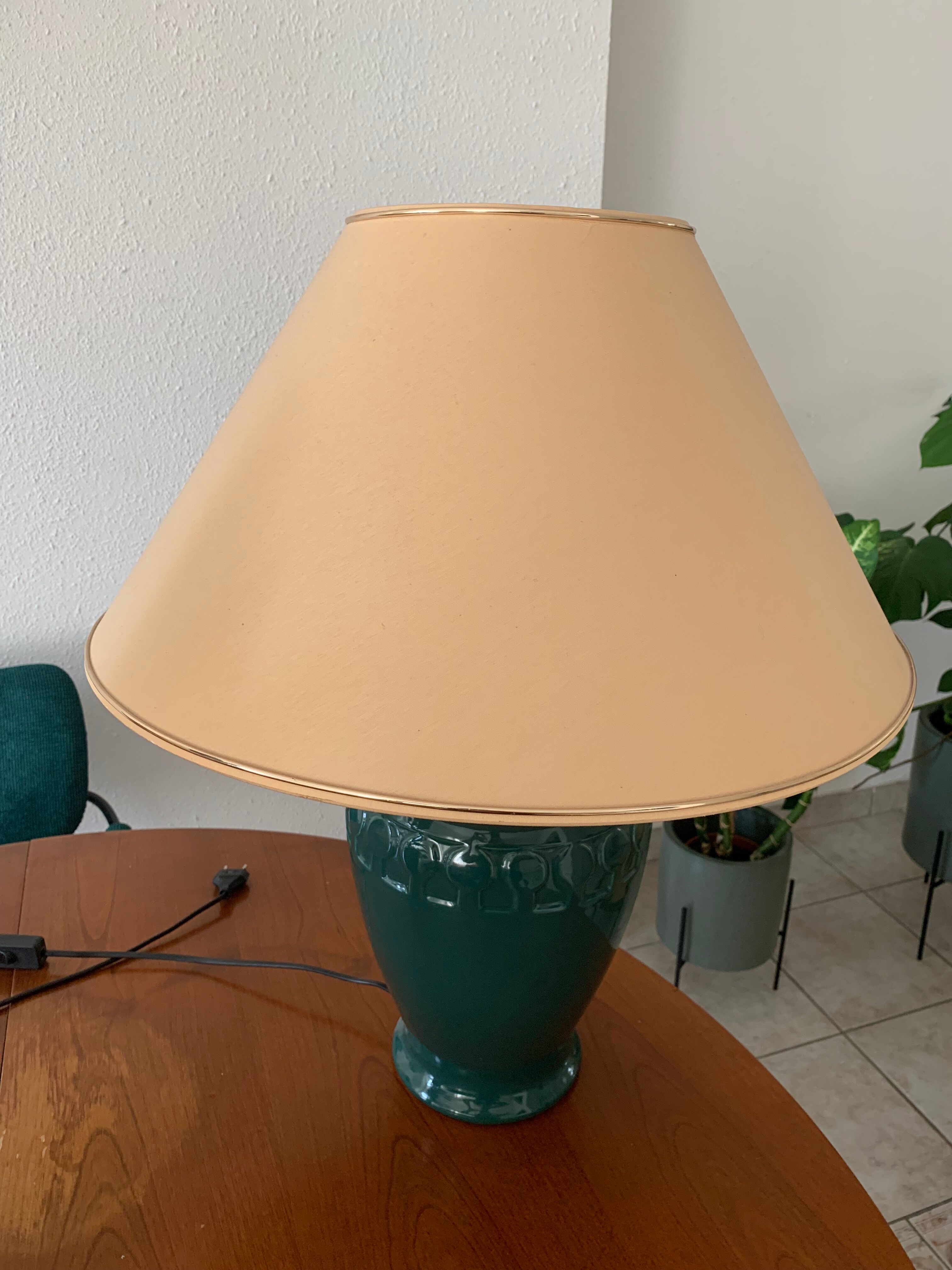 Porcelain lamp with gilded border lampshade
