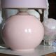Lampe boule en céramique rose