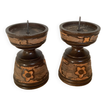 Paire de bougeoirs en bois sculpté